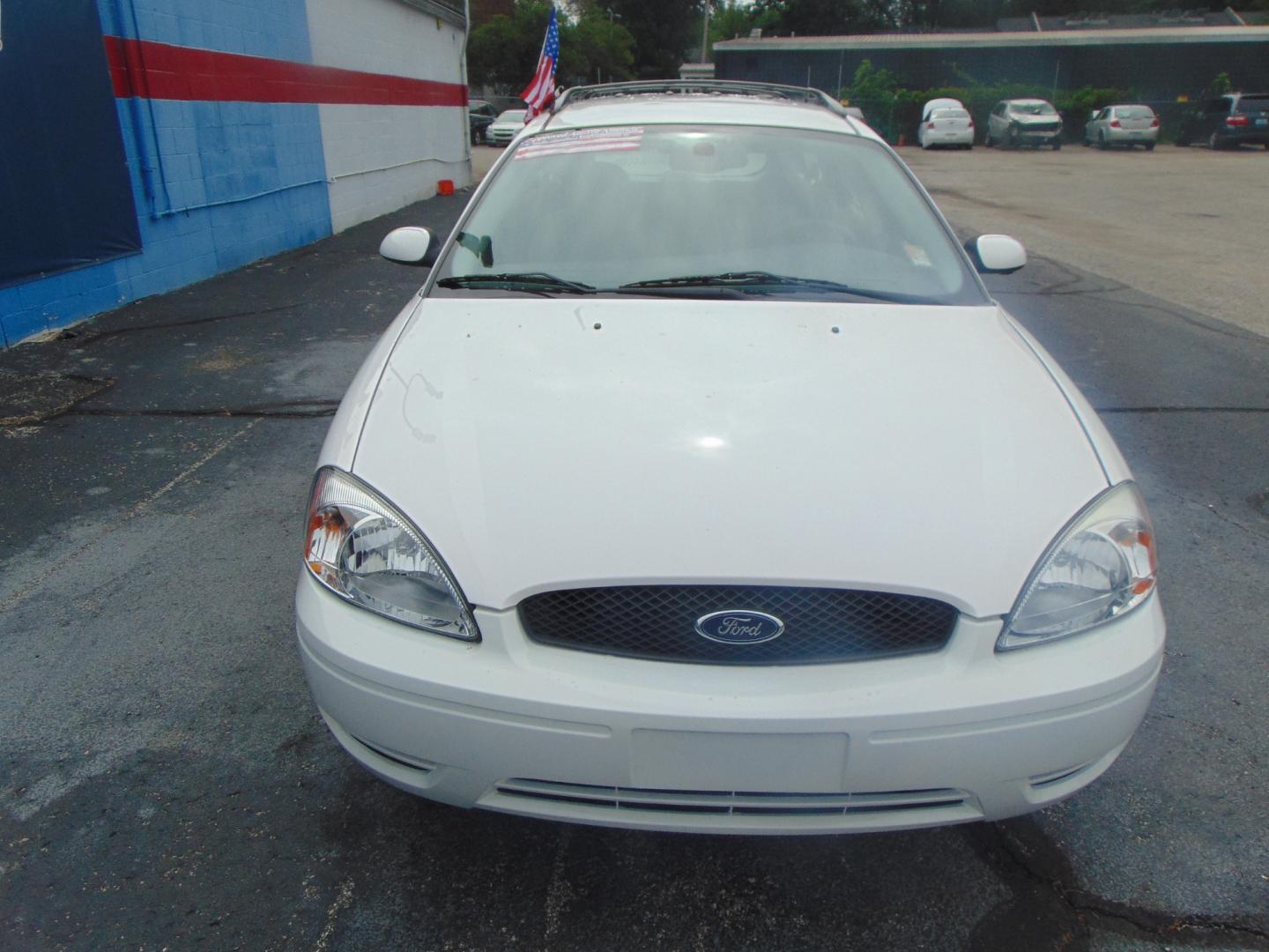 2004 White Ford Taurus (1FAHP59S94A) with an V6 24V 3.0 Liter engine, Automatic transmission, located at 2105 Dixie Hwy, Louisville, KY, 40210, (502) 772-3333, 38.220932, -85.795441 - Unable to interpret response, please check raw response - Photo#3