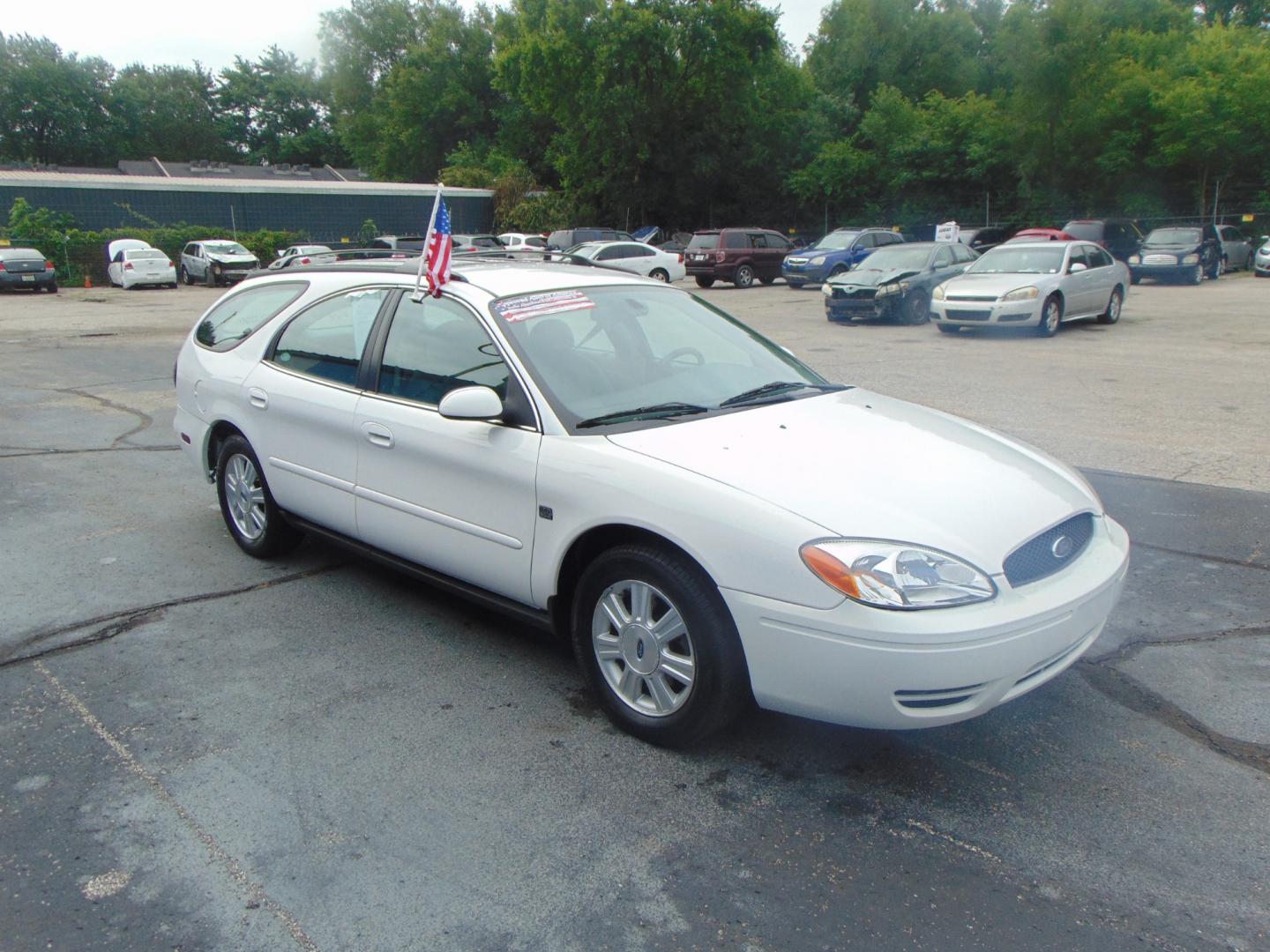 2004 White Ford Taurus (1FAHP59S94A) with an V6 24V 3.0 Liter engine, Automatic transmission, located at 2105 Dixie Hwy, Louisville, KY, 40210, (502) 772-3333, 38.220932, -85.795441 - Unable to interpret response, please check raw response - Photo#4