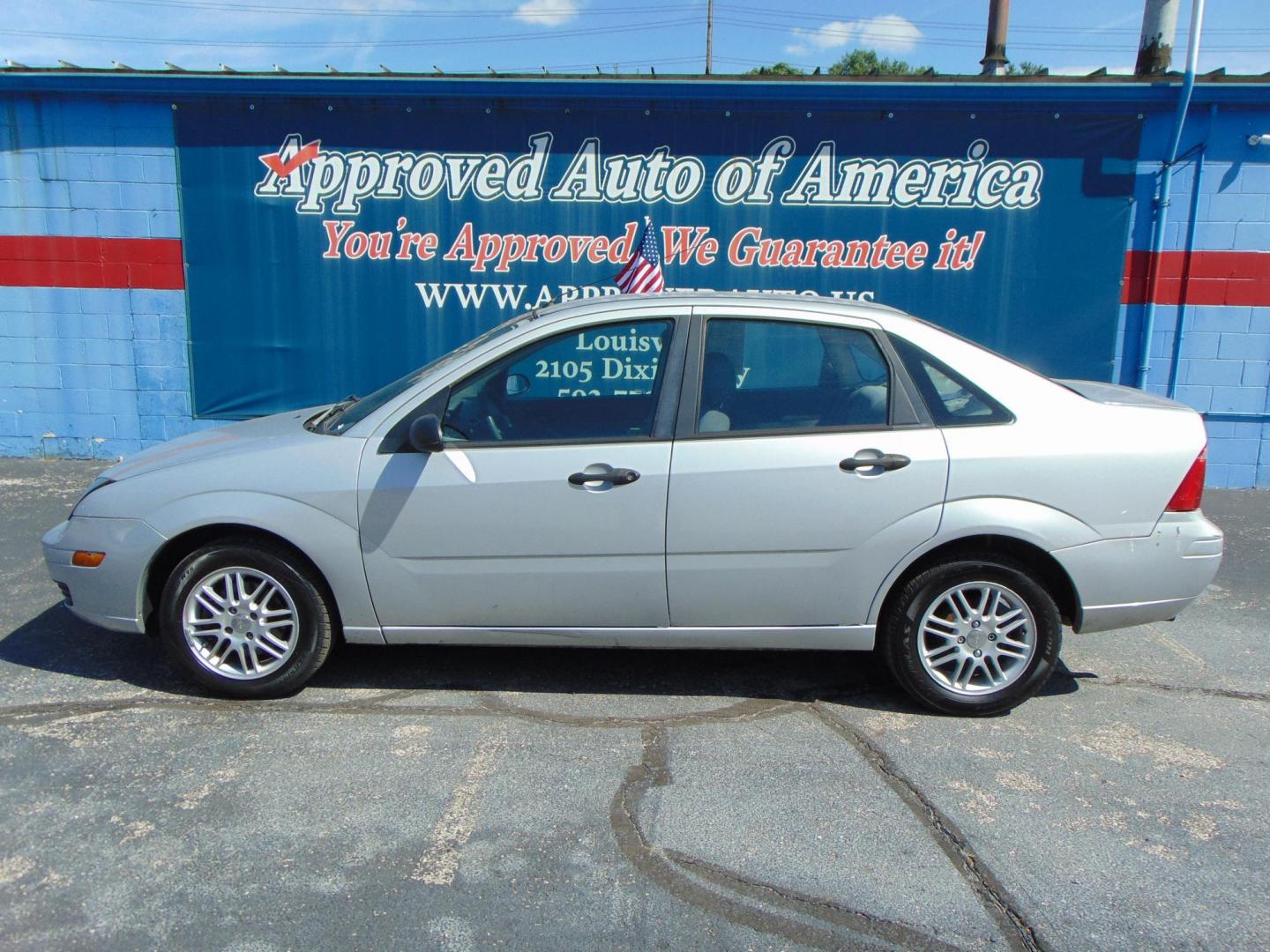 2005 Gray Ford Focus (1FAFP34N95W) with an 4-Cyl 2.0 Liter engine, Automatic transmission, located at 2105 Dixie Hwy, Louisville, KY, 40210, (502) 772-3333, 38.220932, -85.795441 - Photo#0