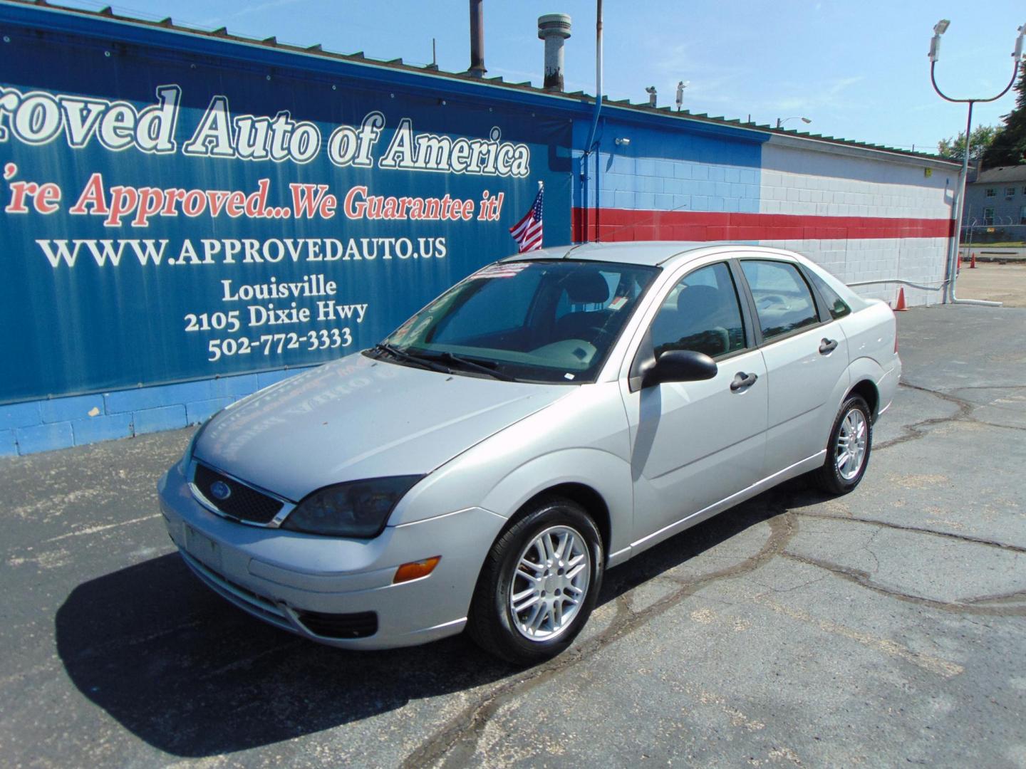 2005 Gray Ford Focus (1FAFP34N95W) with an 4-Cyl 2.0 Liter engine, Automatic transmission, located at 2105 Dixie Hwy, Louisville, KY, 40210, (502) 772-3333, 38.220932, -85.795441 - Photo#1