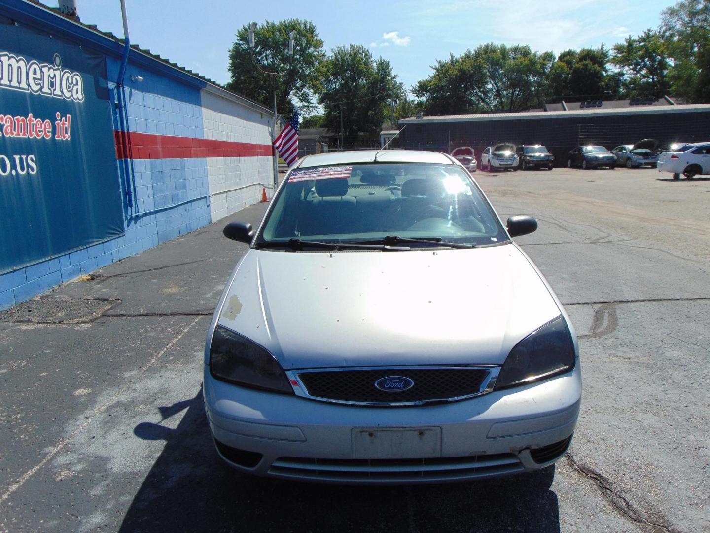 2005 Gray Ford Focus (1FAFP34N95W) with an 4-Cyl 2.0 Liter engine, Automatic transmission, located at 2105 Dixie Hwy, Louisville, KY, 40210, (502) 772-3333, 38.220932, -85.795441 - Photo#2