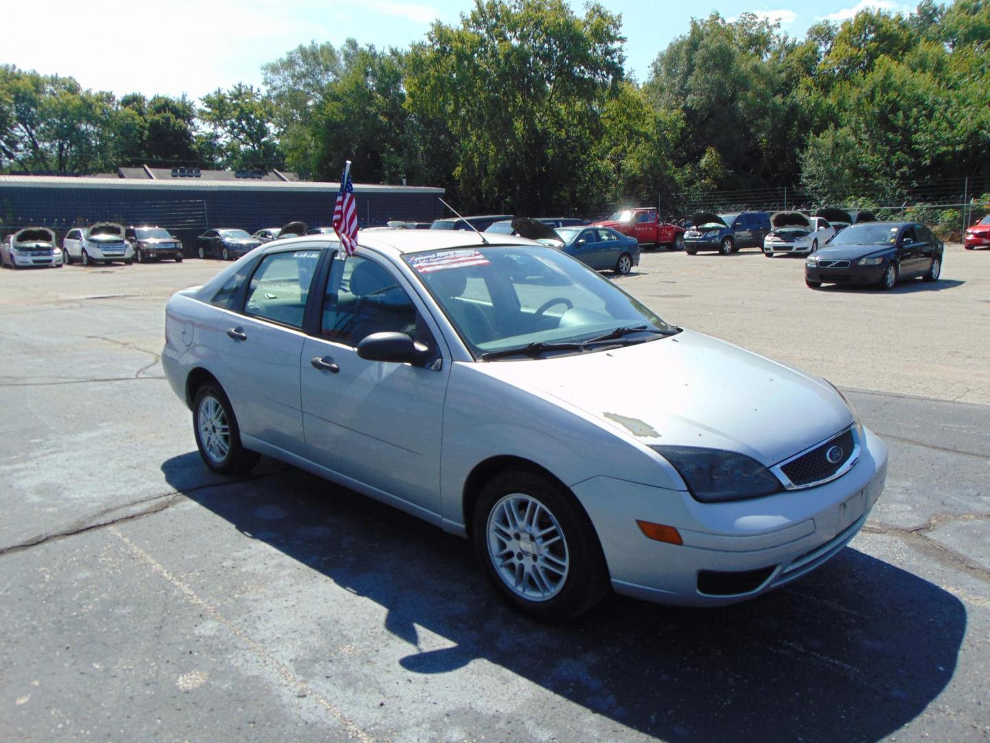 2005 Gray Ford Focus (1FAFP34N95W) with an 4-Cyl 2.0 Liter engine, Automatic transmission, located at 2105 Dixie Hwy, Louisville, KY, 40210, (502) 772-3333, 38.220932, -85.795441 - Photo#3