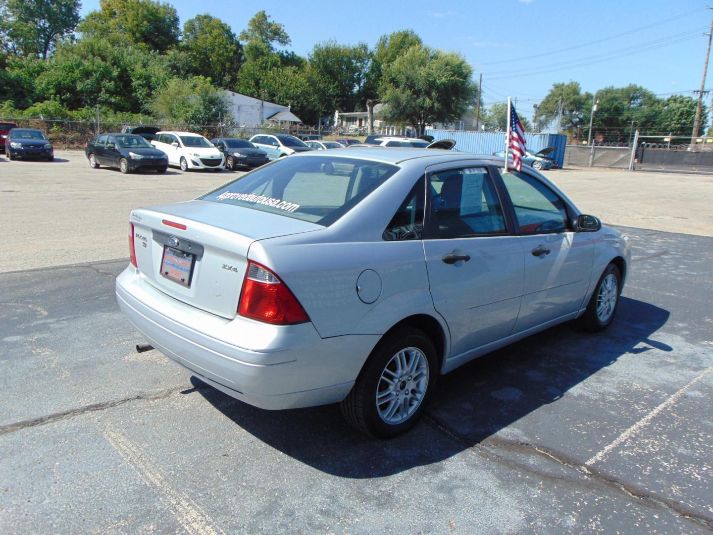 2005 Gray Ford Focus (1FAFP34N95W) with an 4-Cyl 2.0 Liter engine, Automatic transmission, located at 2105 Dixie Hwy, Louisville, KY, 40210, (502) 772-3333, 38.220932, -85.795441 - Photo#4