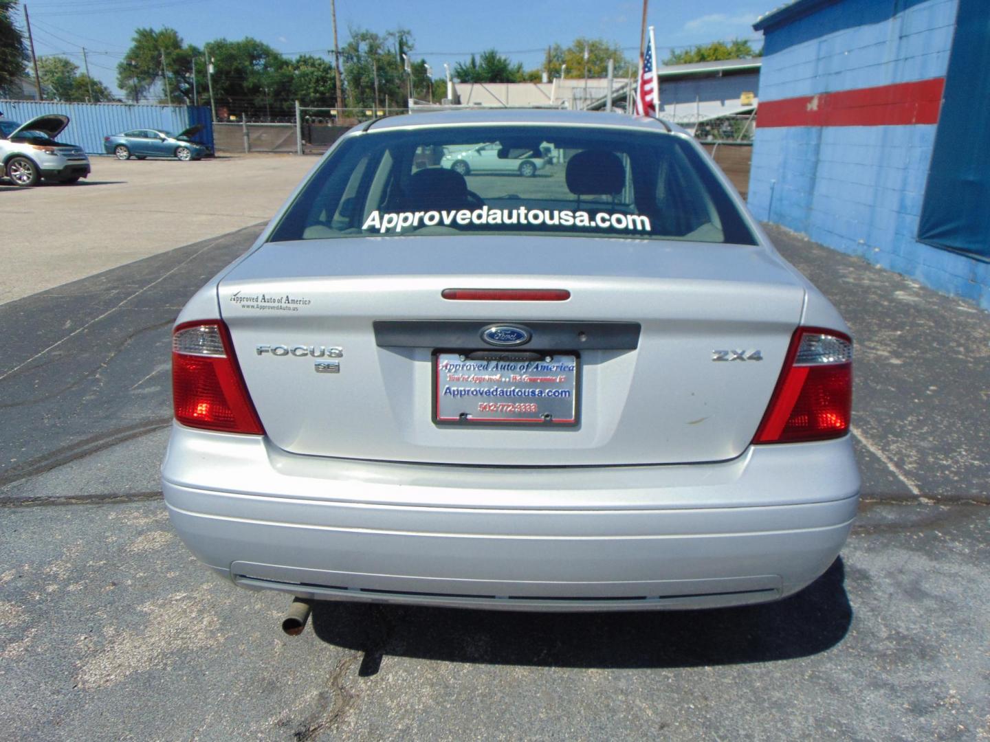 2005 Gray Ford Focus (1FAFP34N95W) with an 4-Cyl 2.0 Liter engine, Automatic transmission, located at 2105 Dixie Hwy, Louisville, KY, 40210, (502) 772-3333, 38.220932, -85.795441 - Photo#5