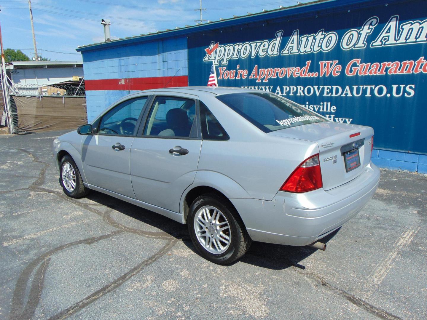 2005 Gray Ford Focus (1FAFP34N95W) with an 4-Cyl 2.0 Liter engine, Automatic transmission, located at 2105 Dixie Hwy, Louisville, KY, 40210, (502) 772-3333, 38.220932, -85.795441 - Photo#6