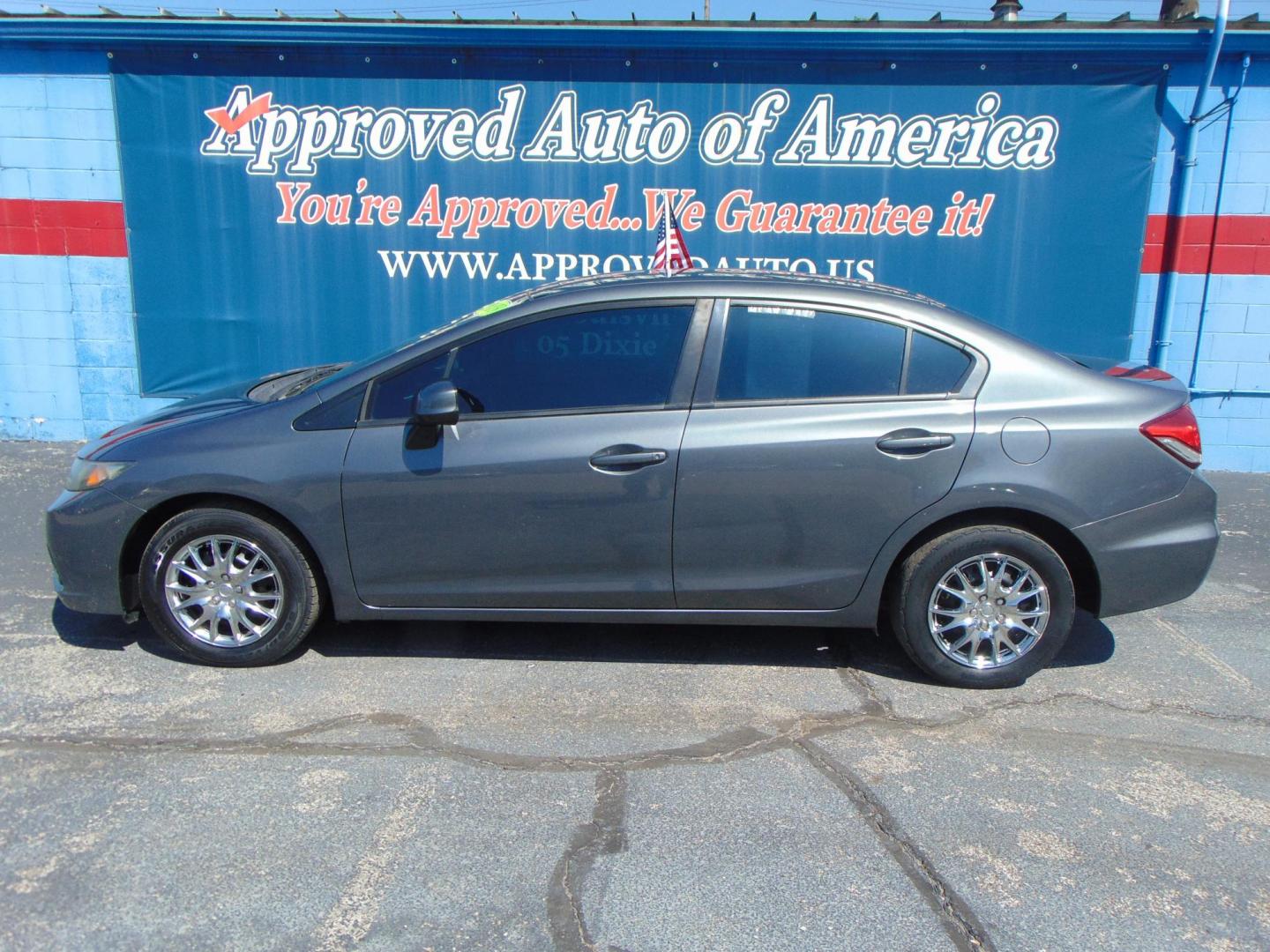 2013 Gray Honda Civic (19XFB2F52DE) with an 4-Cyl i-VTEC 1.8 Liter engine, Automatic, 5-Spd transmission, located at 2105 Dixie Hwy, Louisville, KY, 40210, (502) 772-3333, 38.220932, -85.795441 - Photo#0