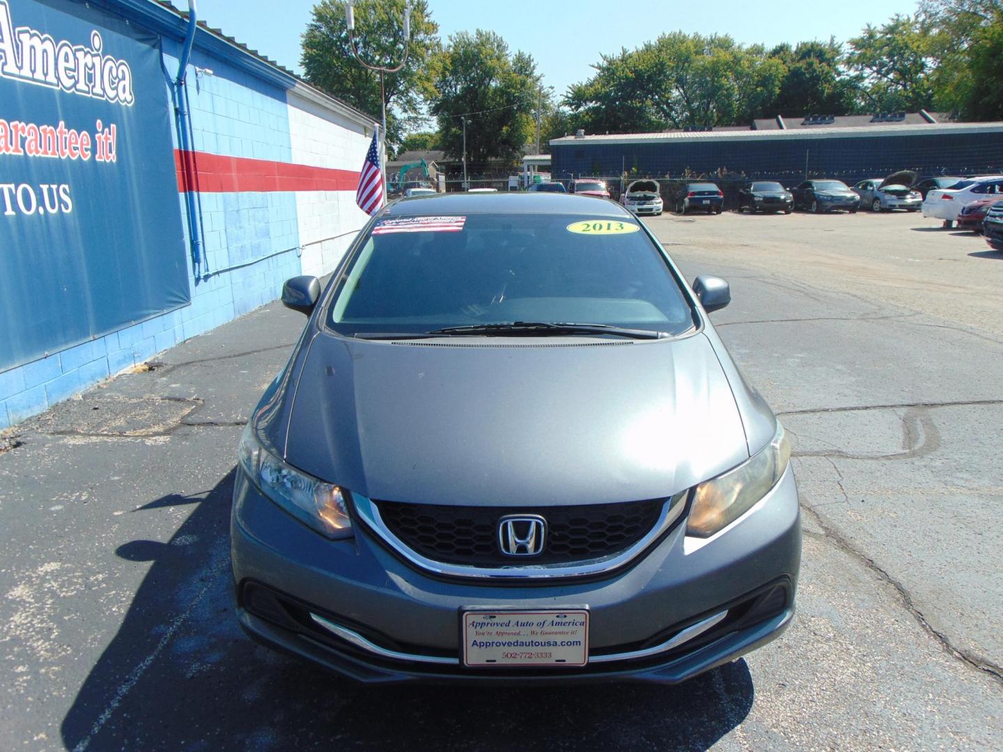 2013 Gray Honda Civic (19XFB2F52DE) with an 4-Cyl i-VTEC 1.8 Liter engine, Automatic, 5-Spd transmission, located at 2105 Dixie Hwy, Louisville, KY, 40210, (502) 772-3333, 38.220932, -85.795441 - Photo#2