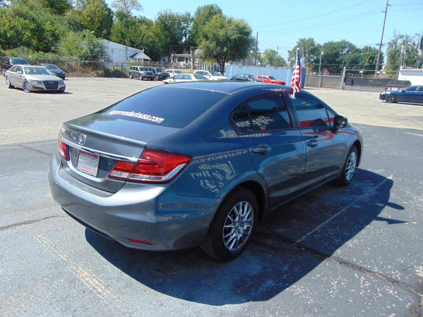 2013 Gray Honda Civic (19XFB2F52DE) with an 4-Cyl i-VTEC 1.8 Liter engine, Automatic, 5-Spd transmission, located at 2105 Dixie Hwy, Louisville, KY, 40210, (502) 772-3333, 38.220932, -85.795441 - Photo#4