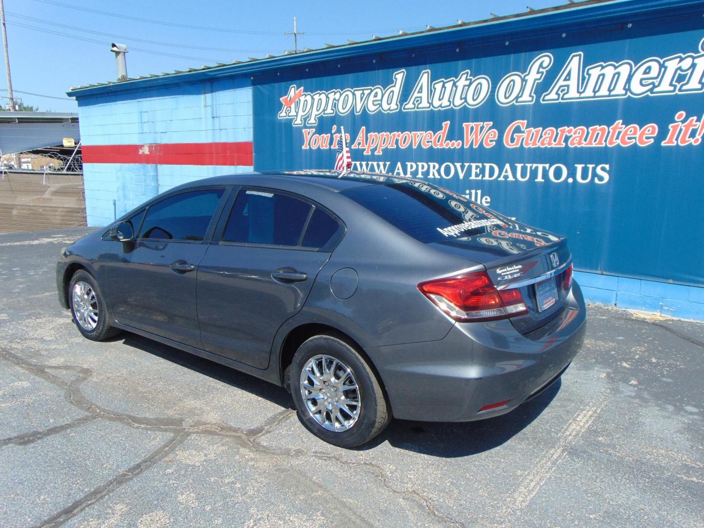 2013 Gray Honda Civic (19XFB2F52DE) with an 4-Cyl i-VTEC 1.8 Liter engine, Automatic, 5-Spd transmission, located at 2105 Dixie Hwy, Louisville, KY, 40210, (502) 772-3333, 38.220932, -85.795441 - Photo#5