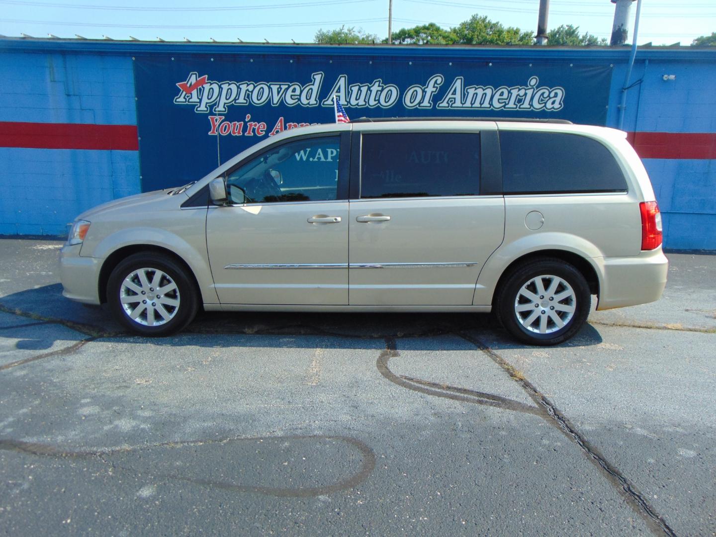 2015 Tan Chrysler Town and Country (2C4RC1BG6FR) with an V6 3.6 Liter engine, Auto, 6-Spd AutoStick transmission, located at 2105 Dixie Hwy, Louisville, KY, 40210, (502) 772-3333, 38.220932, -85.795441 - Unable to interpret response, please check raw response - Photo#0