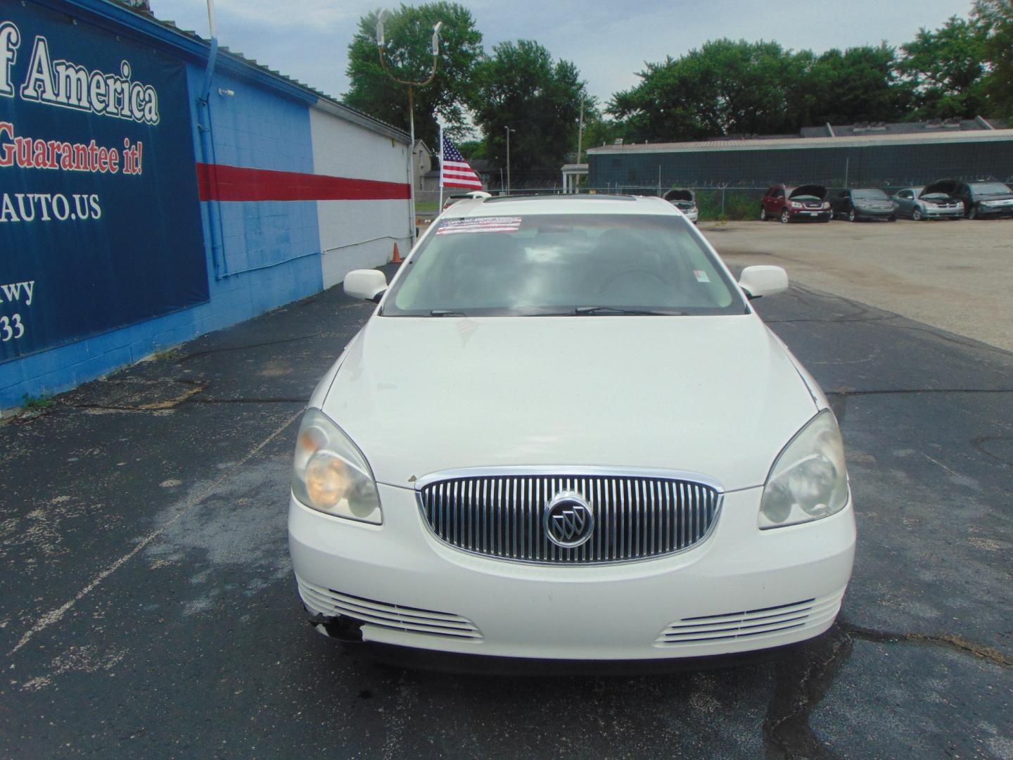 2007 White Buick Lucerne (1G4HR57Y57U) with an V6 3.8 Liter engine, Automatic transmission, located at 2105 Dixie Hwy, Louisville, KY, 40210, (502) 772-3333, 38.220932, -85.795441 - Photo#2