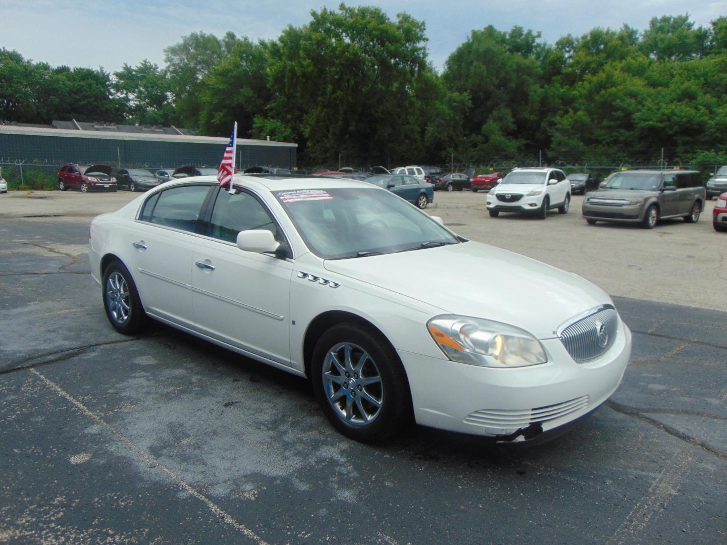 2007 White Buick Lucerne (1G4HR57Y57U) with an V6 3.8 Liter engine, Automatic transmission, located at 2105 Dixie Hwy, Louisville, KY, 40210, (502) 772-3333, 38.220932, -85.795441 - Photo#3