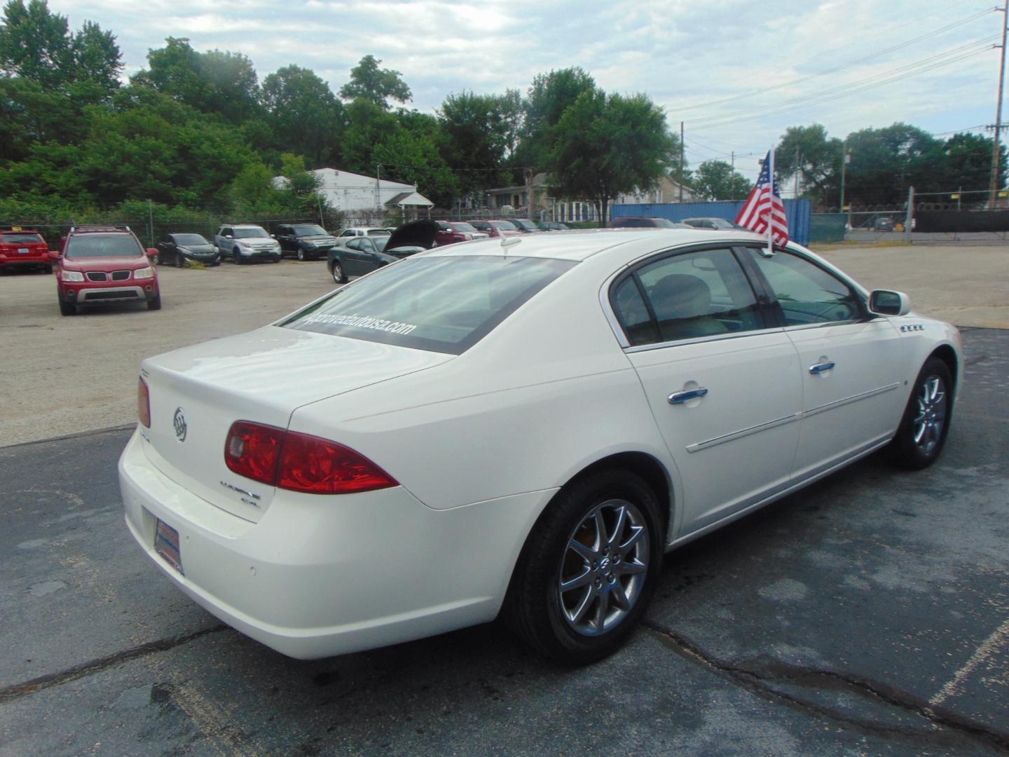 2007 White Buick Lucerne (1G4HR57Y57U) with an V6 3.8 Liter engine, Automatic transmission, located at 2105 Dixie Hwy, Louisville, KY, 40210, (502) 772-3333, 38.220932, -85.795441 - Photo#4