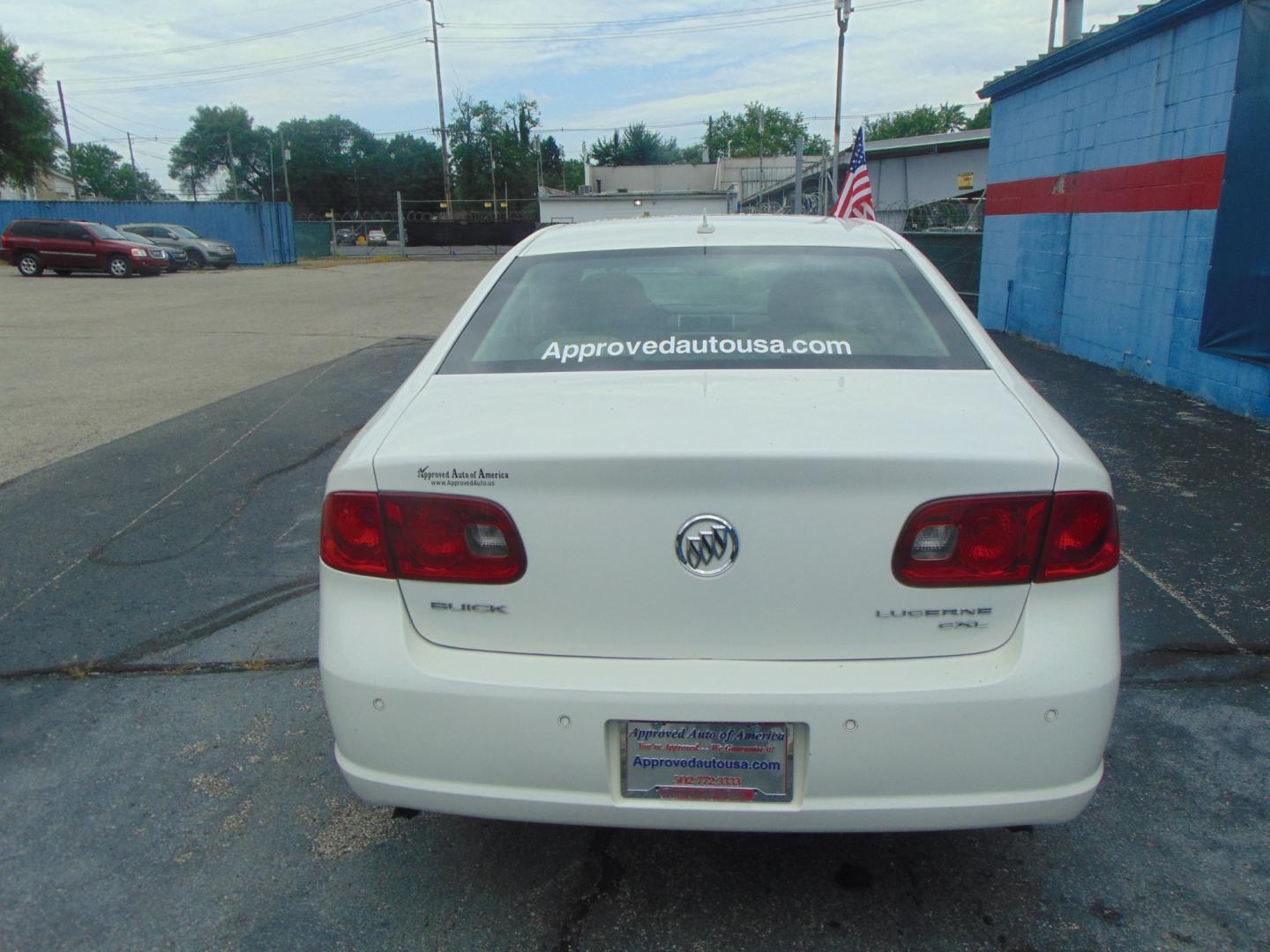 2007 White Buick Lucerne (1G4HR57Y57U) with an V6 3.8 Liter engine, Automatic transmission, located at 2105 Dixie Hwy, Louisville, KY, 40210, (502) 772-3333, 38.220932, -85.795441 - Photo#5