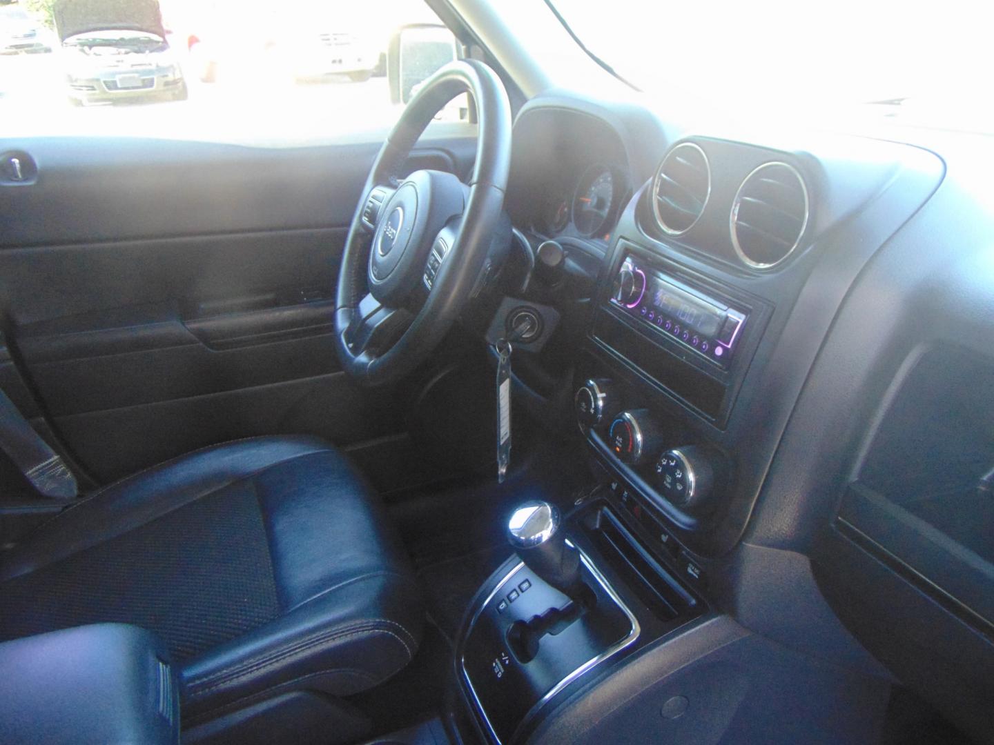 2016 White Jeep Patriot (1C4NJPBA1GD) with an 4-Cyl 2.4 Liter engine, Auto, 6-Spd AutoStick transmission, located at 2105 Dixie Hwy, Louisville, KY, 40210, (502) 772-3333, 38.220932, -85.795441 - Photo#10