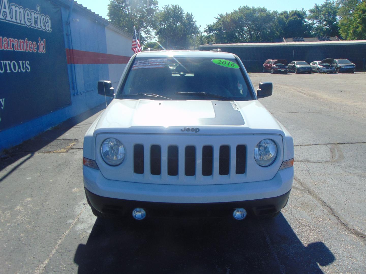 2016 White Jeep Patriot (1C4NJPBA1GD) with an 4-Cyl 2.4 Liter engine, Auto, 6-Spd AutoStick transmission, located at 2105 Dixie Hwy, Louisville, KY, 40210, (502) 772-3333, 38.220932, -85.795441 - Photo#2