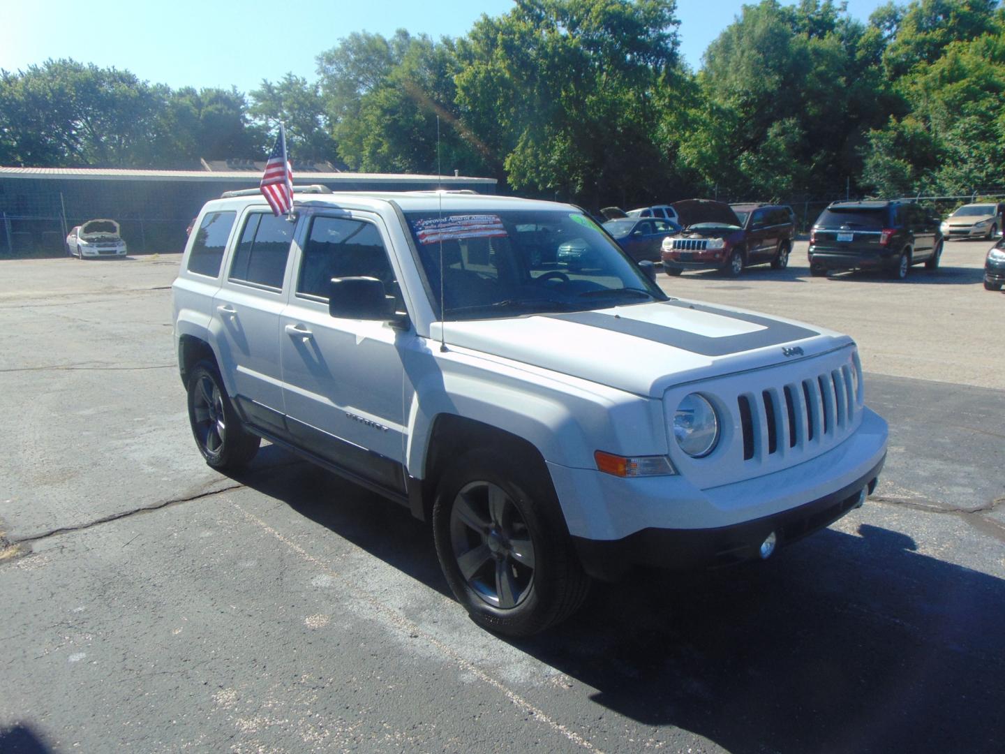 2016 White Jeep Patriot (1C4NJPBA1GD) with an 4-Cyl 2.4 Liter engine, Auto, 6-Spd AutoStick transmission, located at 2105 Dixie Hwy, Louisville, KY, 40210, (502) 772-3333, 38.220932, -85.795441 - Photo#3