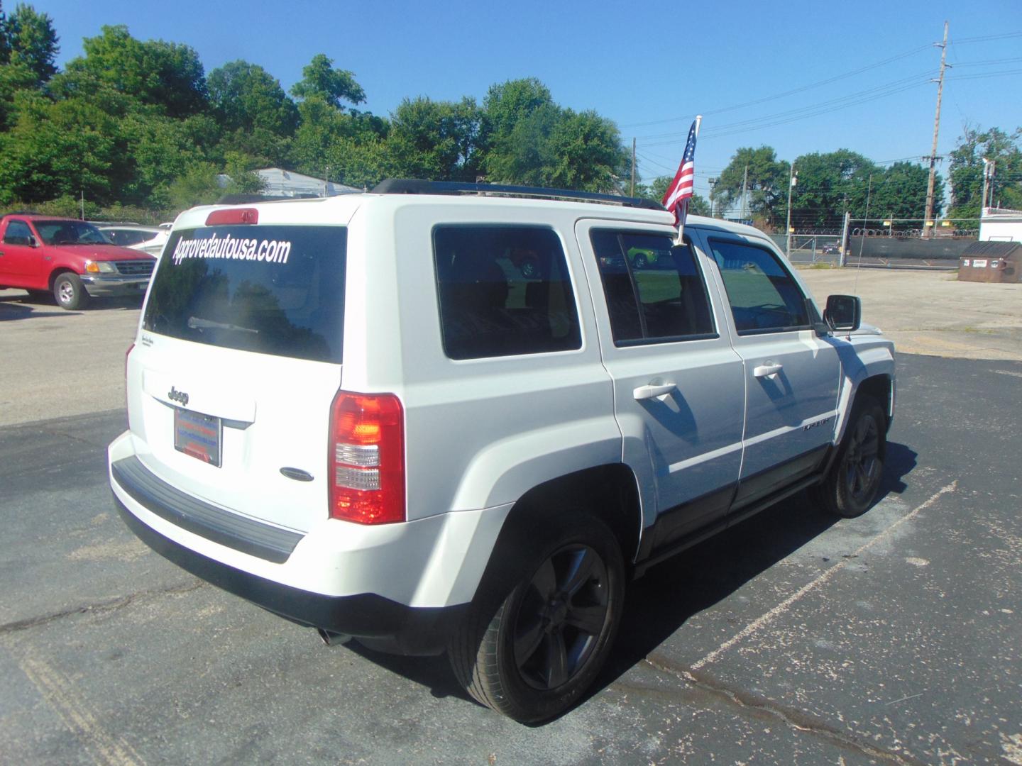 2016 White Jeep Patriot (1C4NJPBA1GD) with an 4-Cyl 2.4 Liter engine, Auto, 6-Spd AutoStick transmission, located at 2105 Dixie Hwy, Louisville, KY, 40210, (502) 772-3333, 38.220932, -85.795441 - Photo#4