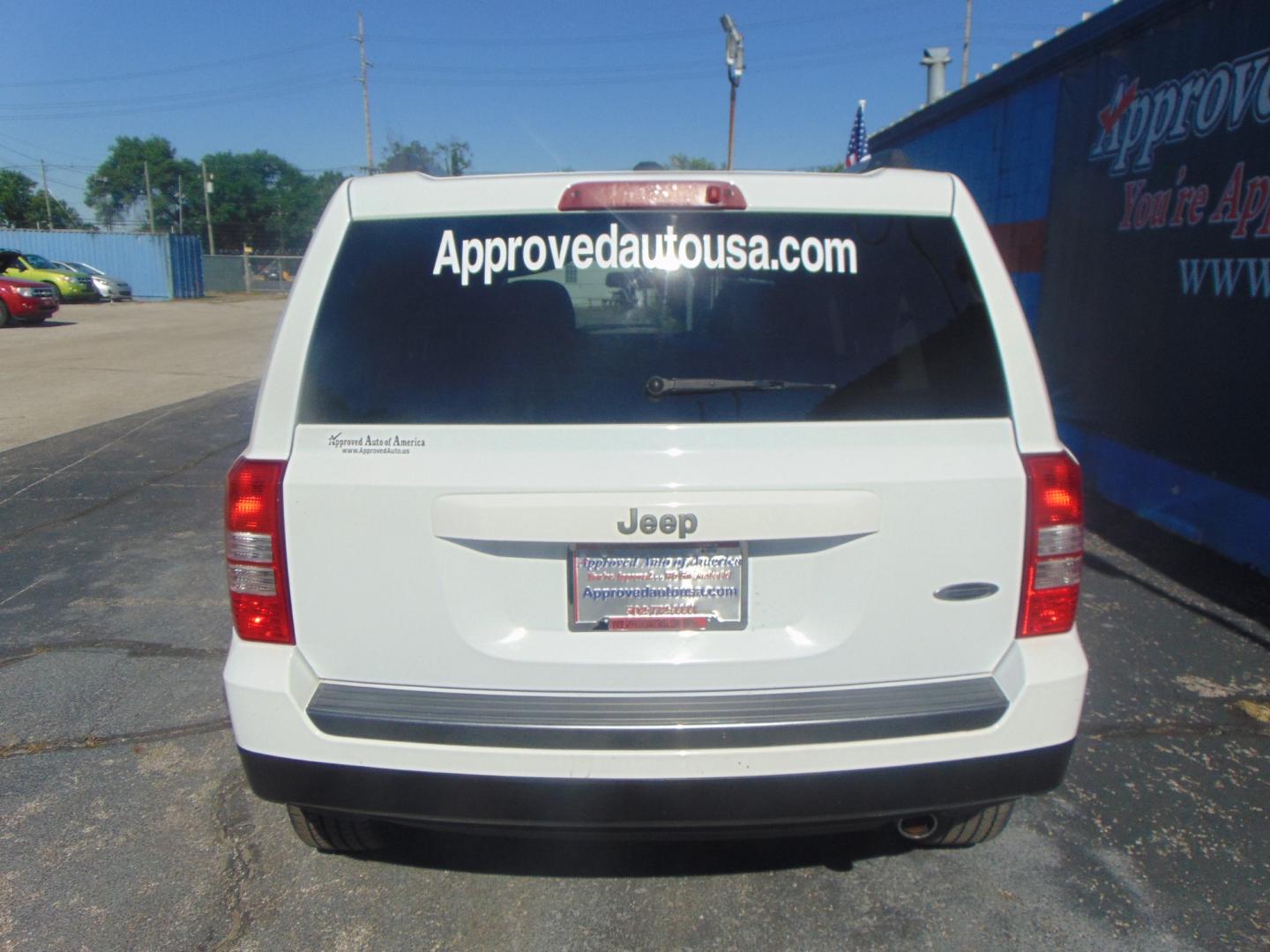 2016 White Jeep Patriot (1C4NJPBA1GD) with an 4-Cyl 2.4 Liter engine, Auto, 6-Spd AutoStick transmission, located at 2105 Dixie Hwy, Louisville, KY, 40210, (502) 772-3333, 38.220932, -85.795441 - Photo#5