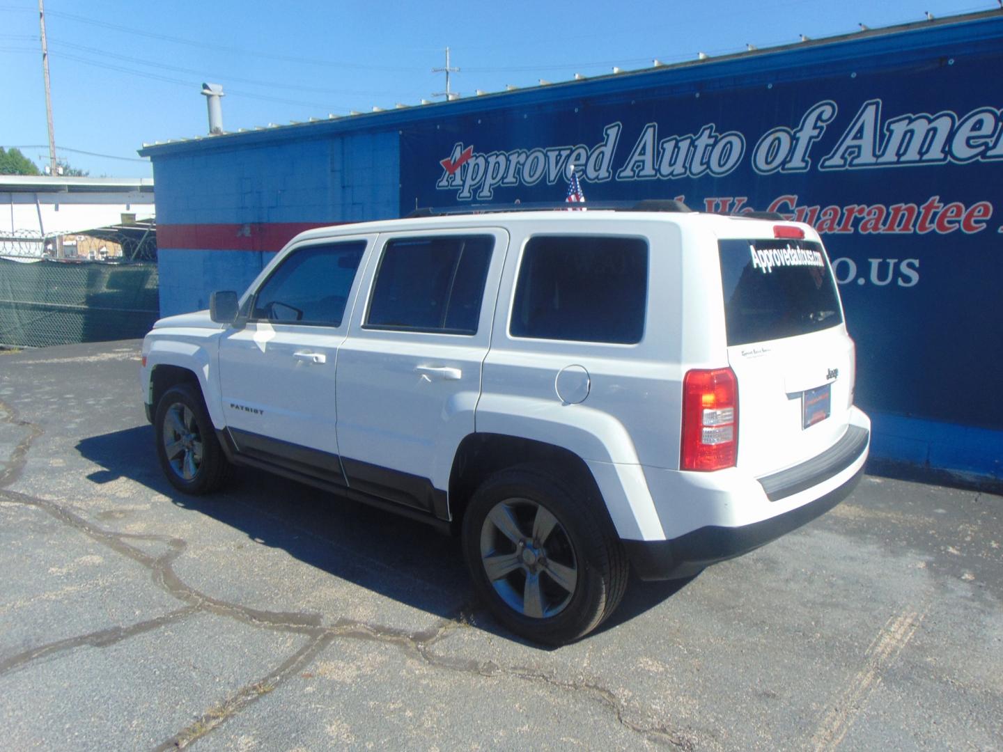 2016 White Jeep Patriot (1C4NJPBA1GD) with an 4-Cyl 2.4 Liter engine, Auto, 6-Spd AutoStick transmission, located at 2105 Dixie Hwy, Louisville, KY, 40210, (502) 772-3333, 38.220932, -85.795441 - Photo#7