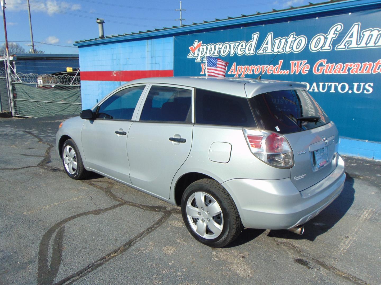 2007 Silver Toyota Matrix (2T1KR32E67C) with an 4-Cyl 1.8 Liter engine, Automatic transmission, located at 2105 Dixie Hwy, Louisville, KY, 40210, (502) 772-3333, 38.220932, -85.795441 - Photo#9