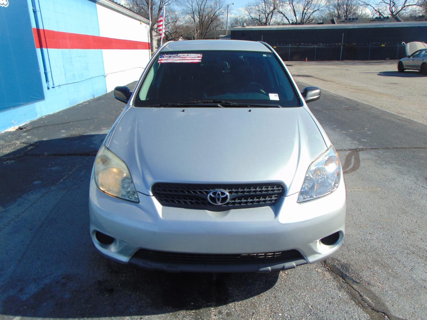 2007 Silver Toyota Matrix (2T1KR32E67C) with an 4-Cyl 1.8 Liter engine, Automatic transmission, located at 2105 Dixie Hwy, Louisville, KY, 40210, (502) 772-3333, 38.220932, -85.795441 - Photo#2