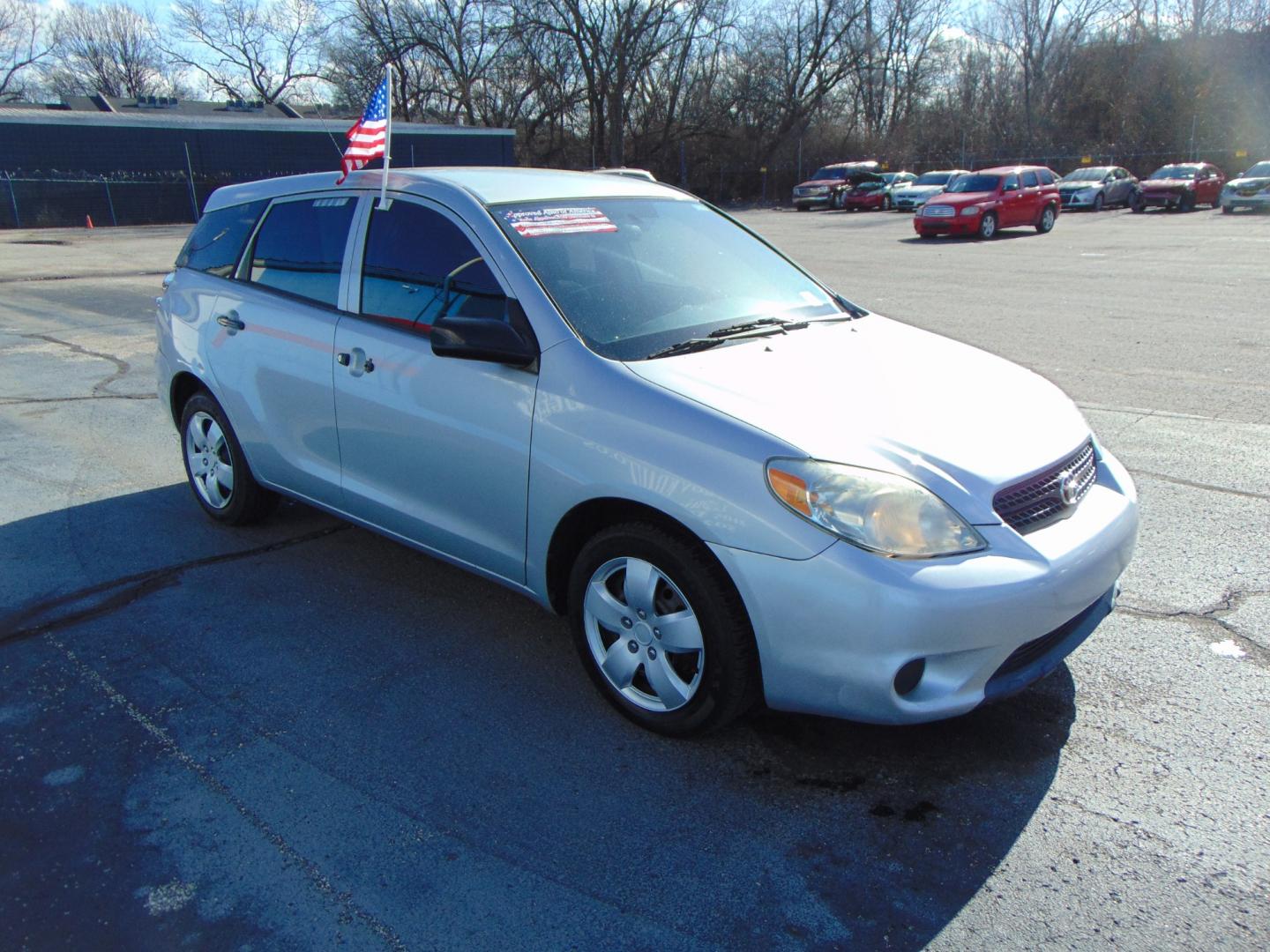 2007 Silver Toyota Matrix (2T1KR32E67C) with an 4-Cyl 1.8 Liter engine, Automatic transmission, located at 2105 Dixie Hwy, Louisville, KY, 40210, (502) 772-3333, 38.220932, -85.795441 - Photo#3