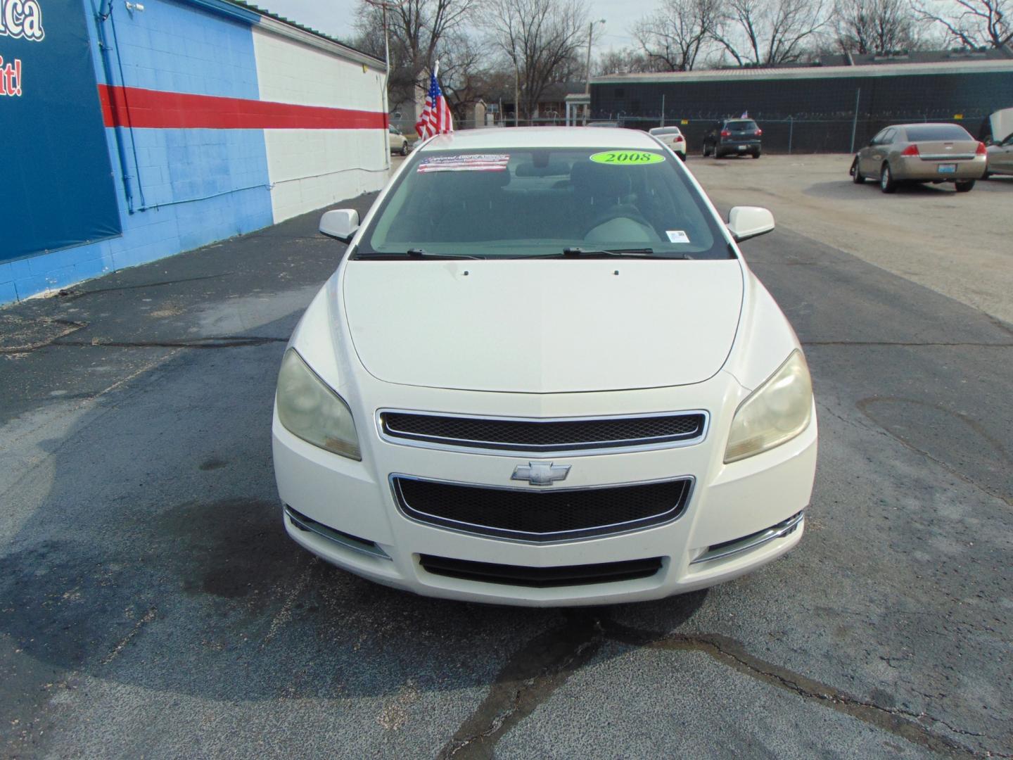 2008 White Chevrolet Malibu (1G1ZH57B68F) with an 4-Cyl 2.4 Liter engine, Automatic, 4-Spd w/Overdrive transmission, located at 2105 Dixie Hwy, Louisville, KY, 40210, (502) 772-3333, 38.220932, -85.795441 - Photo#2