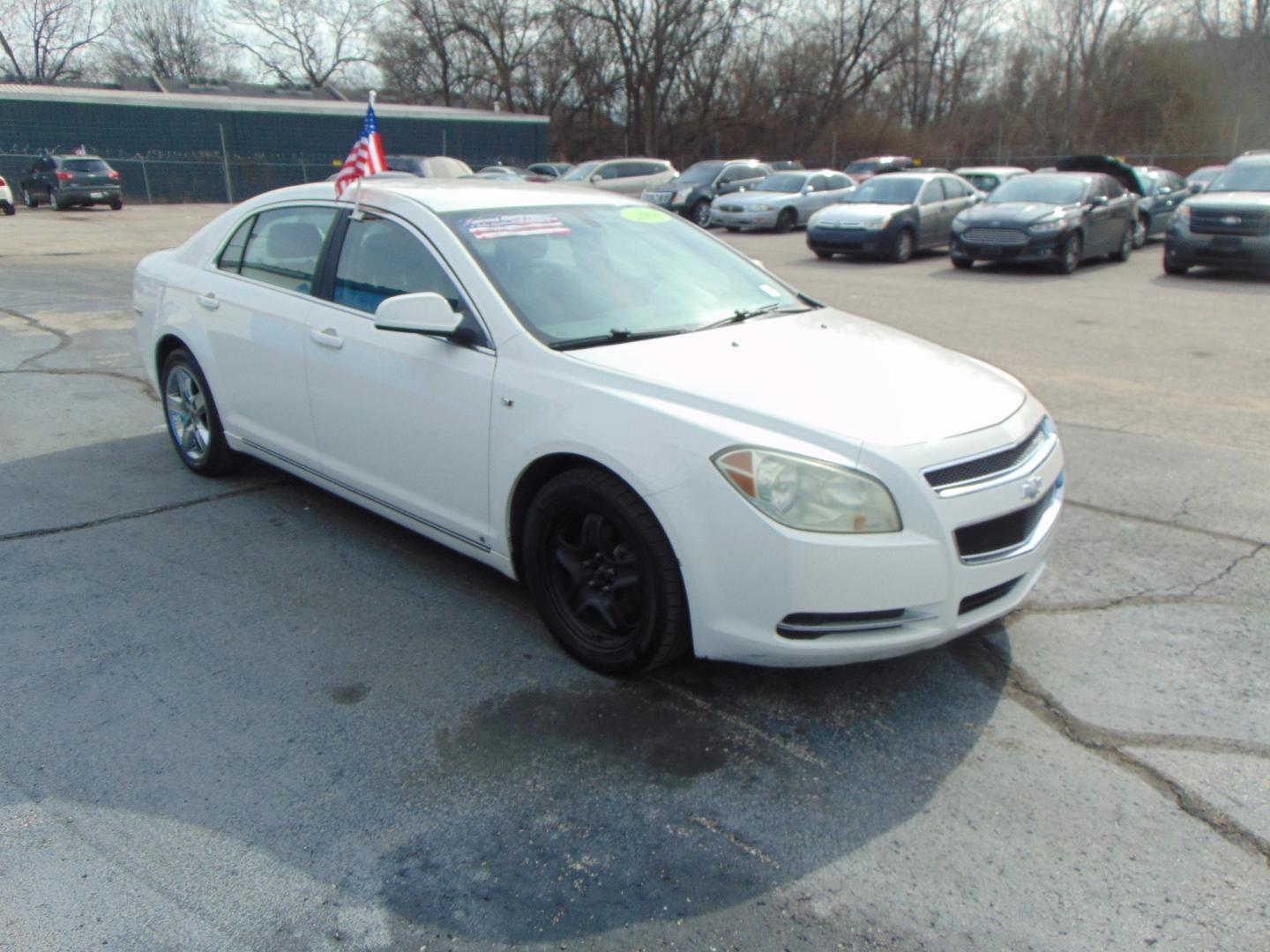 2008 White Chevrolet Malibu (1G1ZH57B68F) with an 4-Cyl 2.4 Liter engine, Automatic, 4-Spd w/Overdrive transmission, located at 2105 Dixie Hwy, Louisville, KY, 40210, (502) 772-3333, 38.220932, -85.795441 - Photo#3