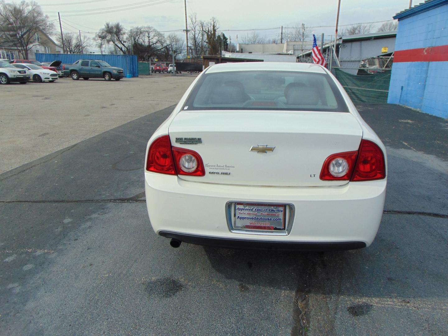 2008 White Chevrolet Malibu (1G1ZH57B68F) with an 4-Cyl 2.4 Liter engine, Automatic, 4-Spd w/Overdrive transmission, located at 2105 Dixie Hwy, Louisville, KY, 40210, (502) 772-3333, 38.220932, -85.795441 - Photo#7