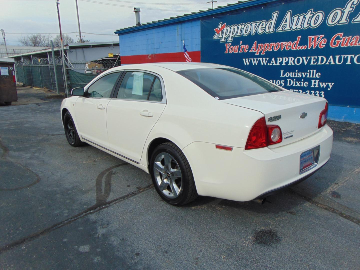 2008 White Chevrolet Malibu (1G1ZH57B68F) with an 4-Cyl 2.4 Liter engine, Automatic, 4-Spd w/Overdrive transmission, located at 2105 Dixie Hwy, Louisville, KY, 40210, (502) 772-3333, 38.220932, -85.795441 - Photo#8