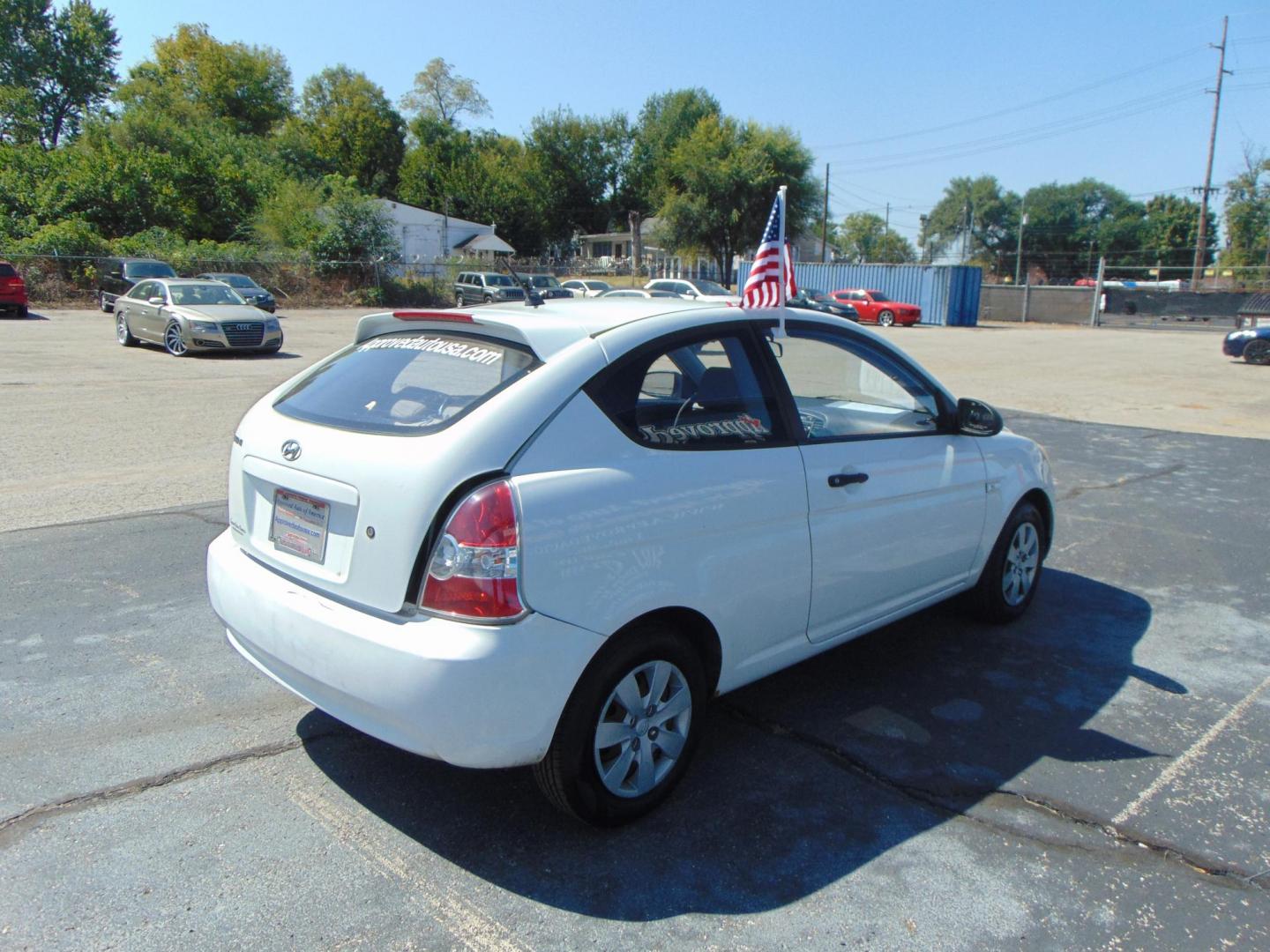 2008 White Hyundai Accent (KMHCM36C88U) with an 4-Cyl 1.6 Liter engine, Automatic, 4-Spd w/Overdrive transmission, located at 2105 Dixie Hwy, Louisville, KY, 40210, (502) 772-3333, 38.220932, -85.795441 - Unable to interpret response, please check raw response - Photo#4