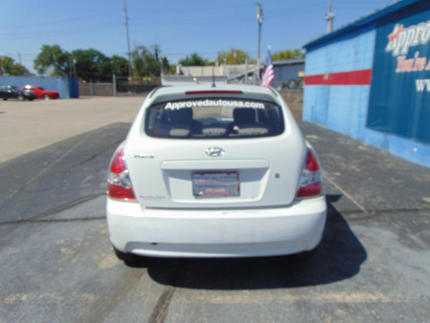 2008 White Hyundai Accent (KMHCM36C88U) with an 4-Cyl 1.6 Liter engine, Automatic, 4-Spd w/Overdrive transmission, located at 2105 Dixie Hwy, Louisville, KY, 40210, (502) 772-3333, 38.220932, -85.795441 - Unable to interpret response, please check raw response - Photo#5