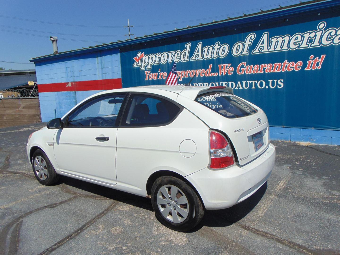 2008 White Hyundai Accent (KMHCM36C88U) with an 4-Cyl 1.6 Liter engine, Automatic, 4-Spd w/Overdrive transmission, located at 2105 Dixie Hwy, Louisville, KY, 40210, (502) 772-3333, 38.220932, -85.795441 - Unable to interpret response, please check raw response - Photo#6