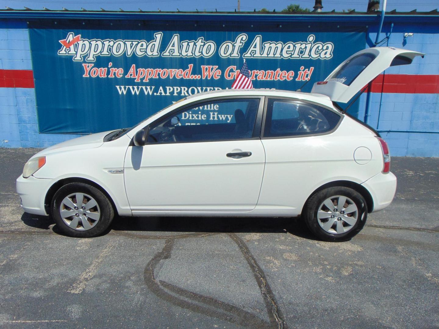 2008 White Hyundai Accent (KMHCM36C88U) with an 4-Cyl 1.6 Liter engine, Automatic, 4-Spd w/Overdrive transmission, located at 2105 Dixie Hwy, Louisville, KY, 40210, (502) 772-3333, 38.220932, -85.795441 - Unable to interpret response, please check raw response - Photo#7