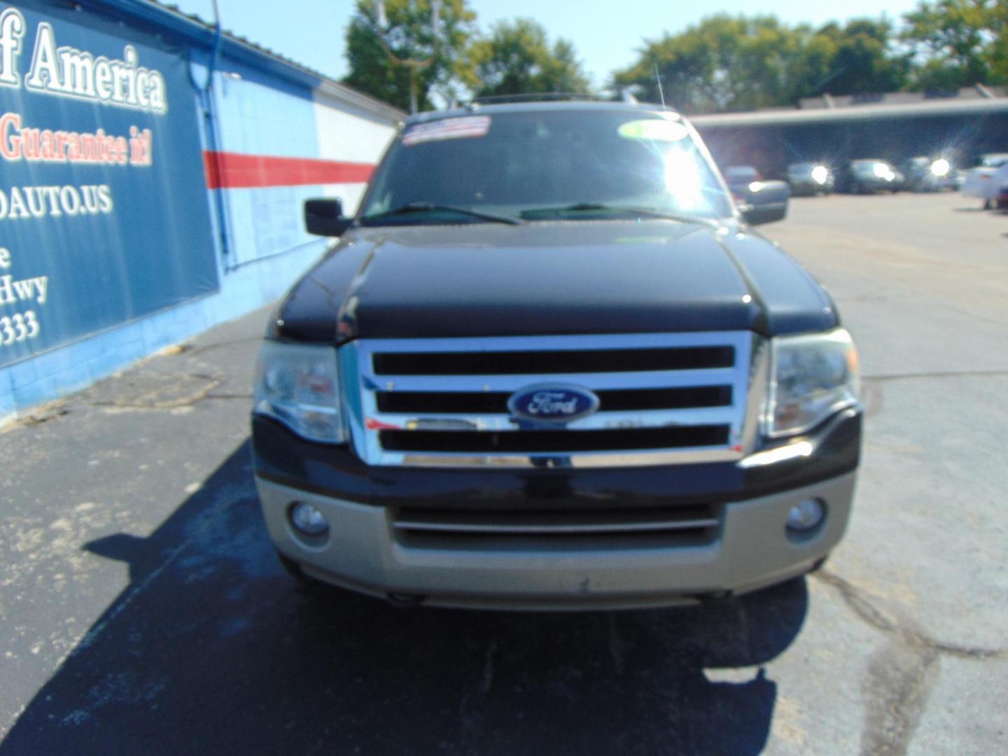 2010 Black Ford Expedition (1FMJU1J51AE) with an V8 Flex Fuel 5.4 Liter engine, Automatic, 6-Spd w/Overdrive transmission, located at 2105 Dixie Hwy, Louisville, KY, 40210, (502) 772-3333, 38.220932, -85.795441 - Photo#2