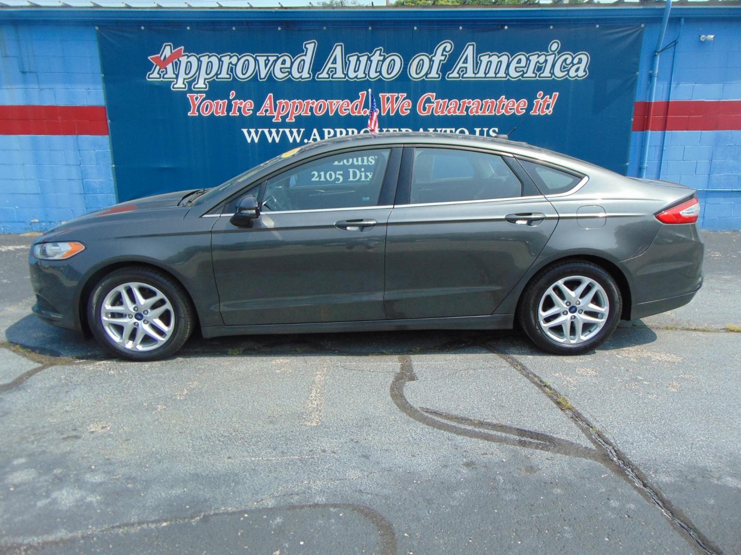 2015 Gray Ford Fusion (3FA6P0HD1FR) with an 4-Cyl 2.5 Liter engine, Auto, 6-Spd w/SelShft transmission, located at 2105 Dixie Hwy, Louisville, KY, 40210, (502) 772-3333, 38.220932, -85.795441 - Photo#0