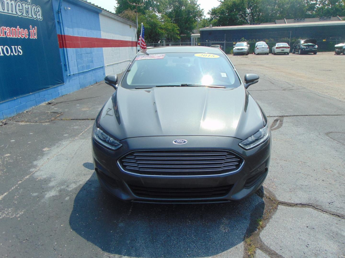 2015 Gray Ford Fusion (3FA6P0HD1FR) with an 4-Cyl 2.5 Liter engine, Auto, 6-Spd w/SelShft transmission, located at 2105 Dixie Hwy, Louisville, KY, 40210, (502) 772-3333, 38.220932, -85.795441 - Photo#2