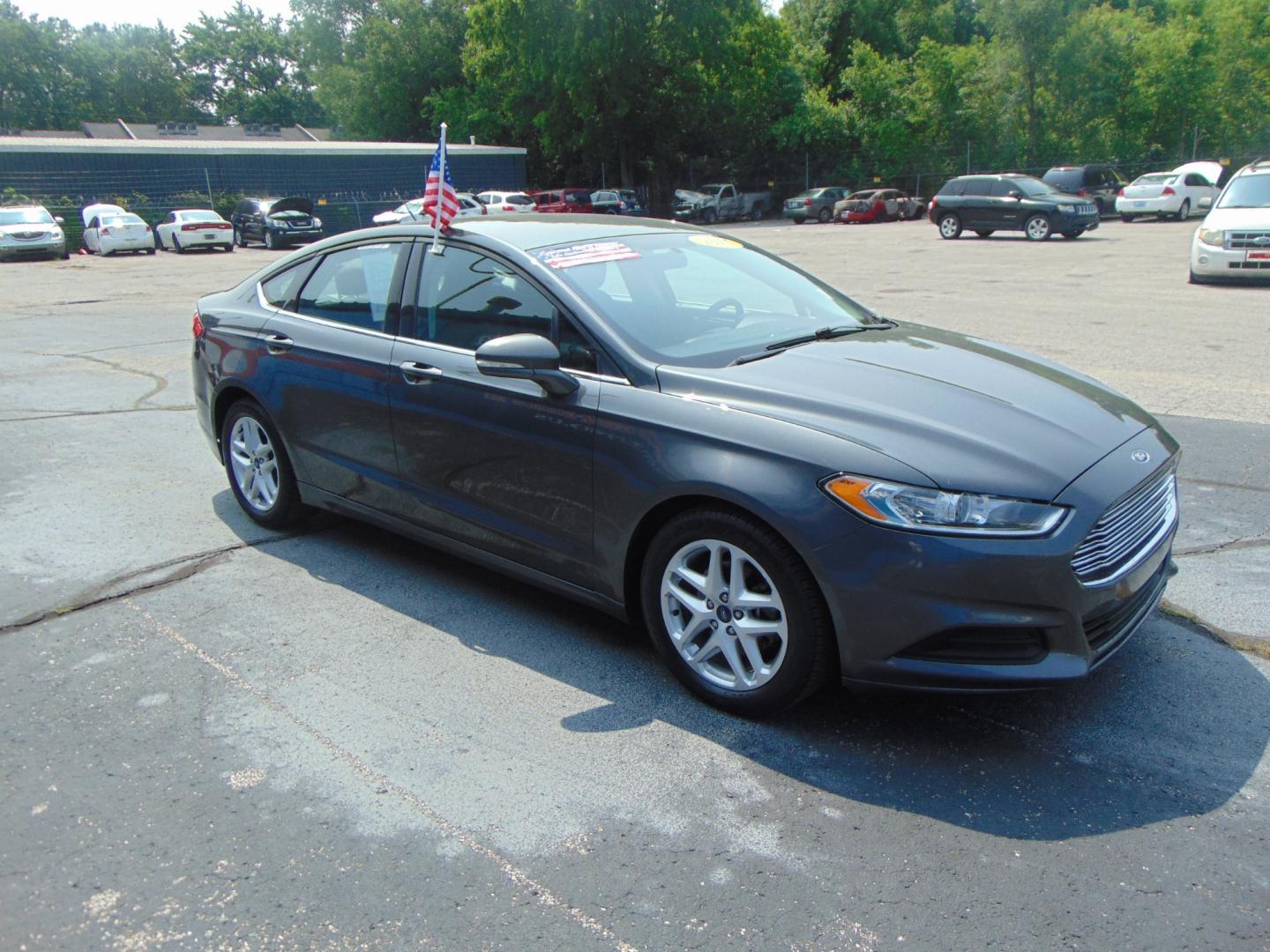 2015 Gray Ford Fusion (3FA6P0HD1FR) with an 4-Cyl 2.5 Liter engine, Auto, 6-Spd w/SelShft transmission, located at 2105 Dixie Hwy, Louisville, KY, 40210, (502) 772-3333, 38.220932, -85.795441 - Photo#3