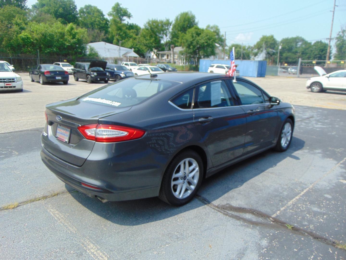 2015 Gray Ford Fusion (3FA6P0HD1FR) with an 4-Cyl 2.5 Liter engine, Auto, 6-Spd w/SelShft transmission, located at 2105 Dixie Hwy, Louisville, KY, 40210, (502) 772-3333, 38.220932, -85.795441 - Photo#6