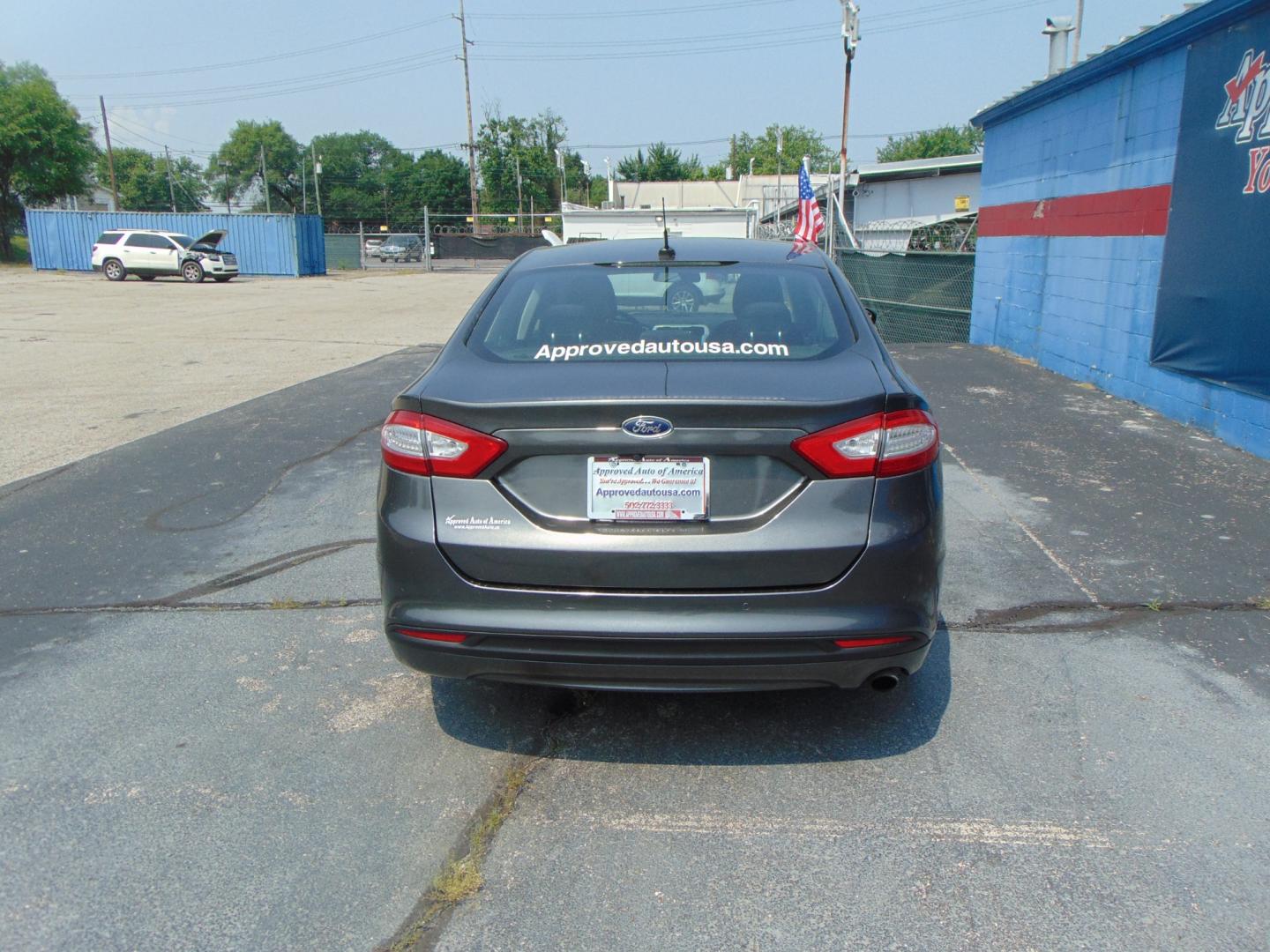 2015 Gray Ford Fusion (3FA6P0HD1FR) with an 4-Cyl 2.5 Liter engine, Auto, 6-Spd w/SelShft transmission, located at 2105 Dixie Hwy, Louisville, KY, 40210, (502) 772-3333, 38.220932, -85.795441 - Photo#7