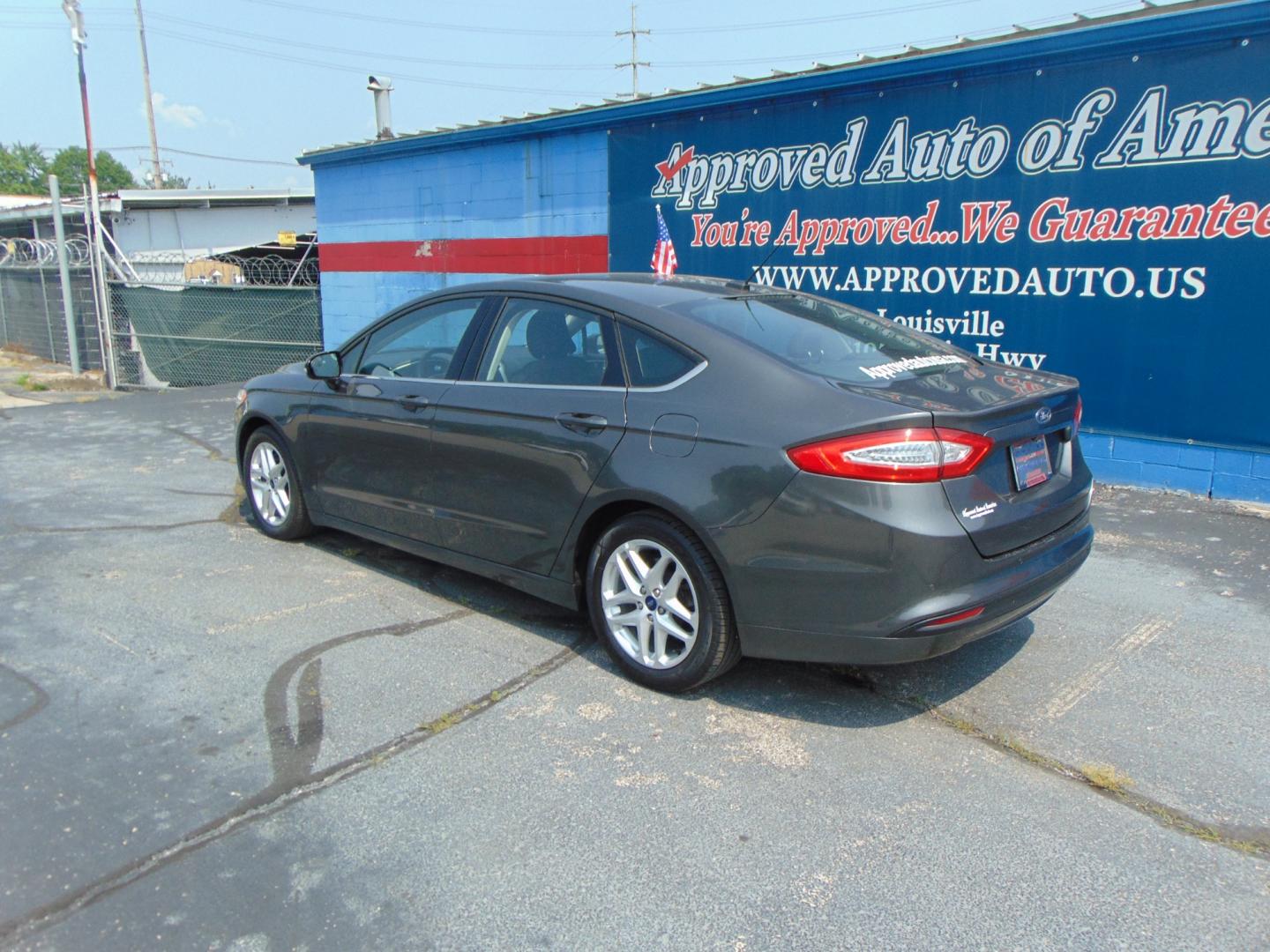 2015 Gray Ford Fusion (3FA6P0HD1FR) with an 4-Cyl 2.5 Liter engine, Auto, 6-Spd w/SelShft transmission, located at 2105 Dixie Hwy, Louisville, KY, 40210, (502) 772-3333, 38.220932, -85.795441 - Photo#8