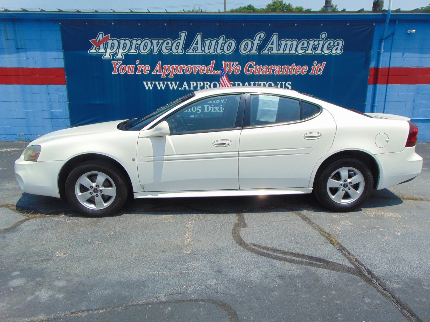 2006 White Pontiac Grand Prix (2G2WP552061) with an V6 3.8 Liter engine, Automatic transmission, located at 2105 Dixie Hwy, Louisville, KY, 40210, (502) 772-3333, 38.220932, -85.795441 - Unable to interpret response, please check raw response - Photo#0