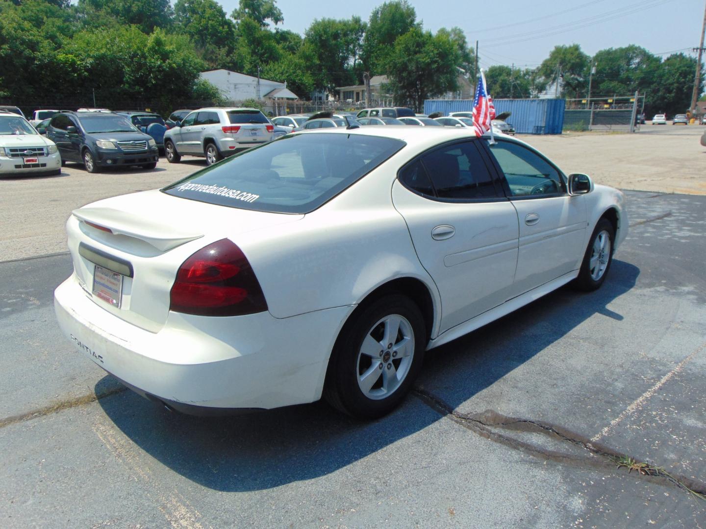 2006 White Pontiac Grand Prix (2G2WP552061) with an V6 3.8 Liter engine, Automatic transmission, located at 2105 Dixie Hwy, Louisville, KY, 40210, (502) 772-3333, 38.220932, -85.795441 - Unable to interpret response, please check raw response - Photo#12