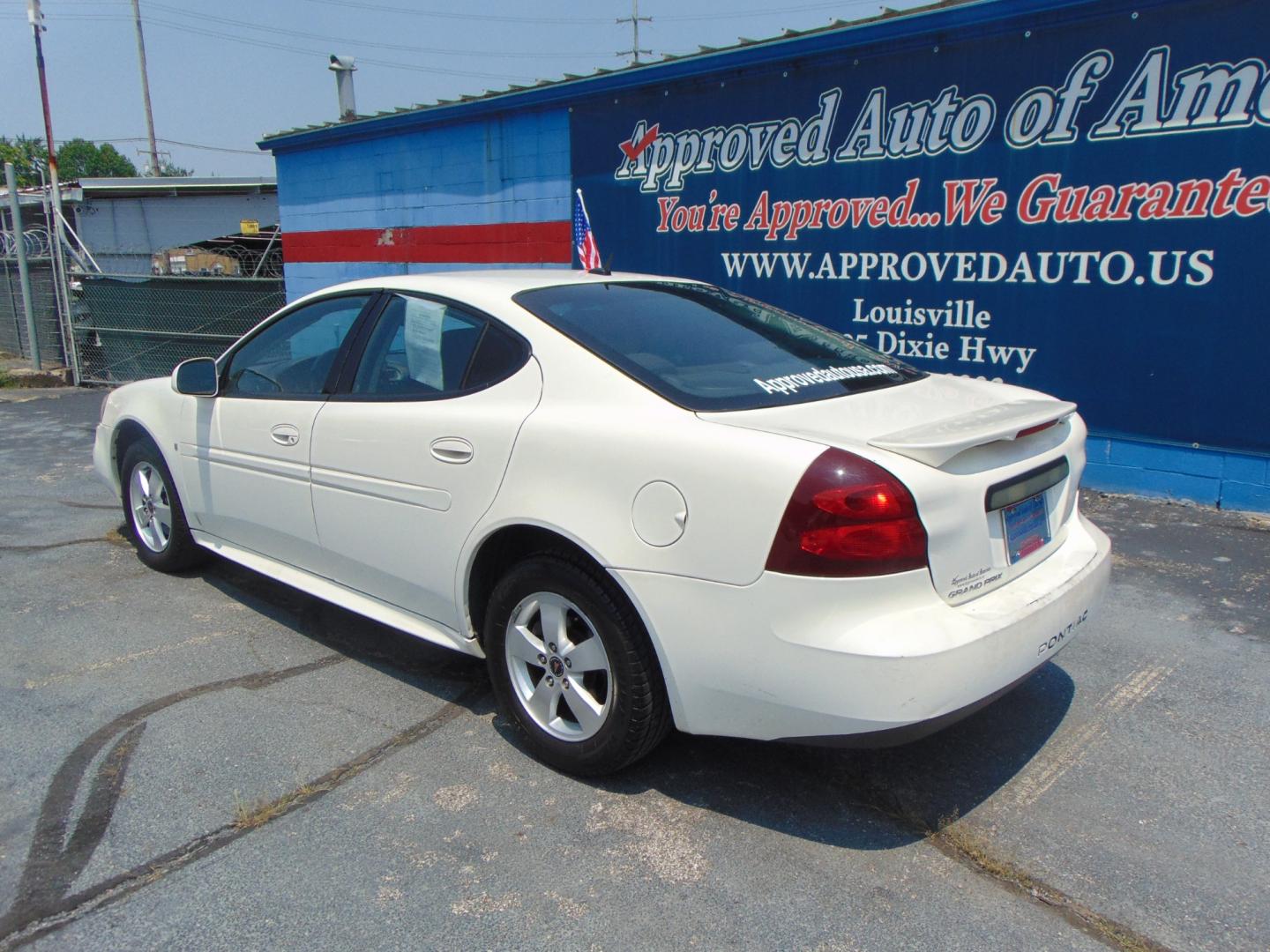 2006 White Pontiac Grand Prix (2G2WP552061) with an V6 3.8 Liter engine, Automatic transmission, located at 2105 Dixie Hwy, Louisville, KY, 40210, (502) 772-3333, 38.220932, -85.795441 - Unable to interpret response, please check raw response - Photo#14