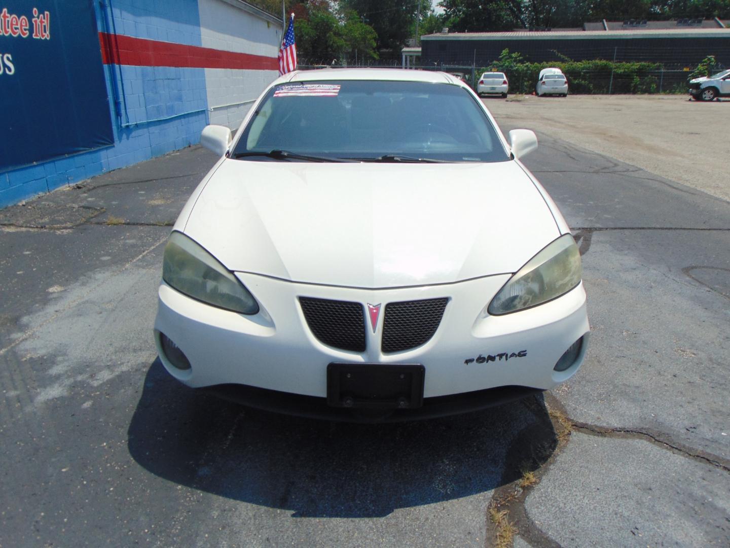 2006 White Pontiac Grand Prix (2G2WP552061) with an V6 3.8 Liter engine, Automatic transmission, located at 2105 Dixie Hwy, Louisville, KY, 40210, (502) 772-3333, 38.220932, -85.795441 - Unable to interpret response, please check raw response - Photo#2