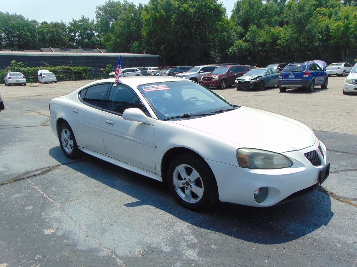 2006 White Pontiac Grand Prix (2G2WP552061) with an V6 3.8 Liter engine, Automatic transmission, located at 2105 Dixie Hwy, Louisville, KY, 40210, (502) 772-3333, 38.220932, -85.795441 - Unable to interpret response, please check raw response - Photo#3