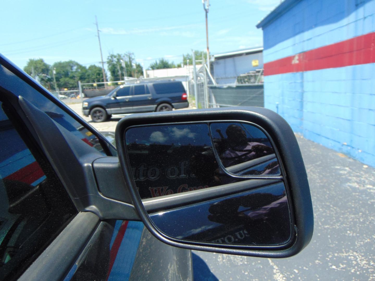 2017 Black Ford Explorer (1FM5K7B83HG) with an V6 3.5 Liter engine, Auto, 6-Spd SelectShift transmission, located at 2105 Dixie Hwy, Louisville, KY, 40210, (502) 772-3333, 38.220932, -85.795441 - We're Kentuckiana's Number 1 Buy Here Pay Here and 2nd chance finance dealership! Conveniently located in central Louisville, Kentucky and right across the Ohio river from Southern Indiana we strive to provide clean dependable used cars, trucks, vans and SUV’s with affordable down payments and pay - Photo#7