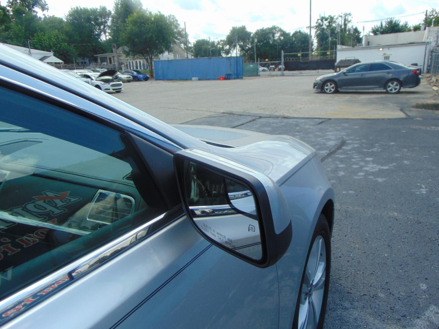 2010 Silver Lincoln MKS (1LNHL9DRXAG) with an V6 3.7 Liter engine, Automatic, 6-Spd w/SelectShift transmission, located at 2105 Dixie Hwy, Louisville, KY, 40210, (502) 772-3333, 38.220932, -85.795441 - We're Kentuckiana's Number 1 Buy Here Pay Here and 2nd chance finance dealership! Conveniently located in central Louisville, Kentucky and right across the Ohio river from Southern Indiana we strive to provide clean dependable used cars, trucks, vans and SUV’s with affordable down payments and pay - Photo#7