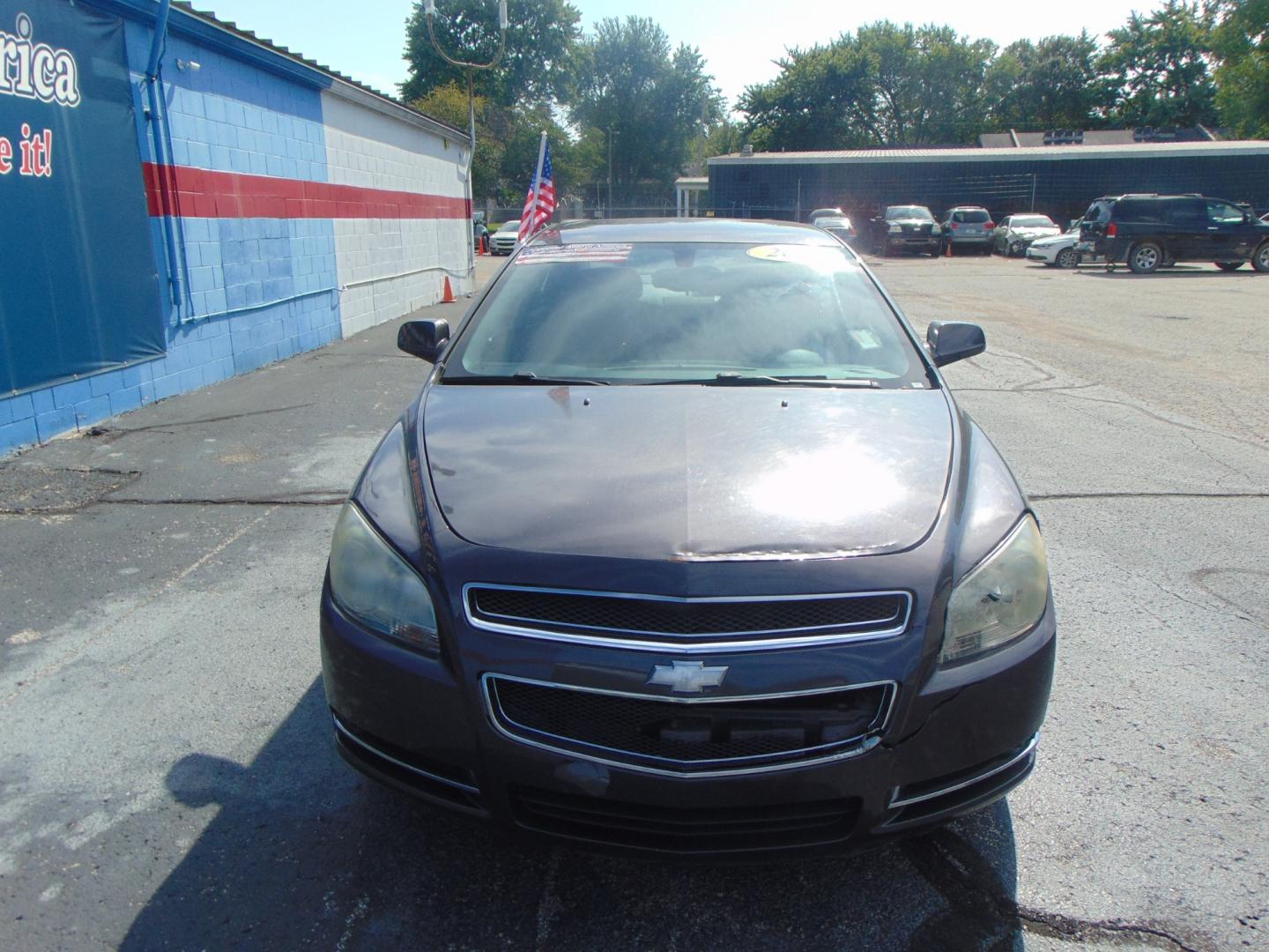 2010 Gray Chevrolet Malibu (1G1ZC5EBXA4) with an 4-Cyl 2.4 Liter engine, Auto, 6-Spd Overdrive and TAPshft transmission, located at 2105 Dixie Hwy, Louisville, KY, 40210, (502) 772-3333, 38.220932, -85.795441 - We're Kentuckiana's Number 1 Buy Here Pay Here and 2nd chance finance dealership! Conveniently located in central Louisville, Kentucky and right across the Ohio river from Southern Indiana we strive to provide clean dependable used cars, trucks, vans and SUV’s with affordable down payments and pay - Photo#4